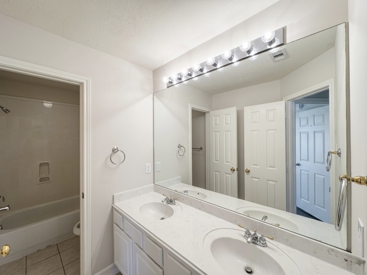 3002 Flintwood Drive Property Photo 11