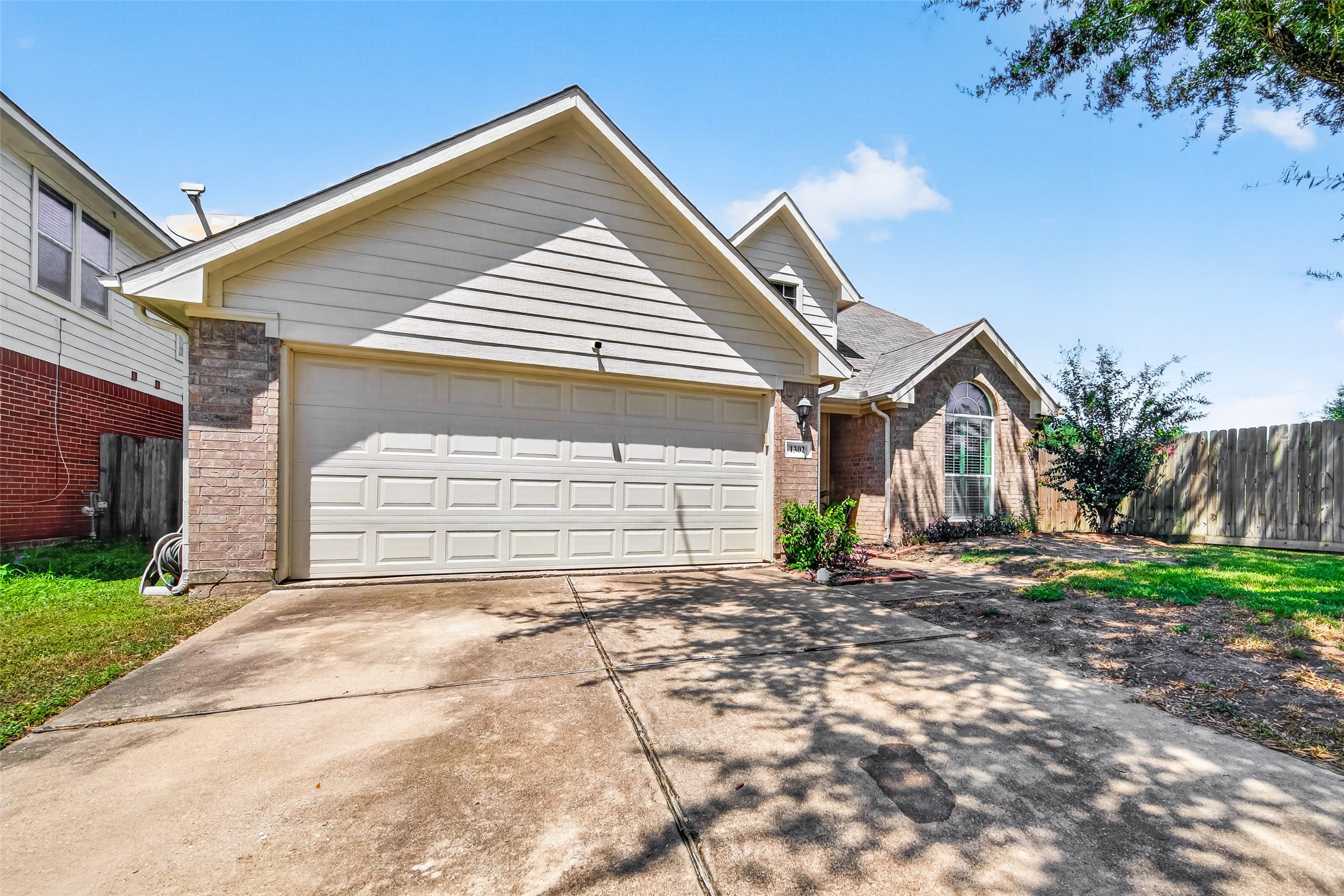 1302 E April Rain Court Property Photo 2