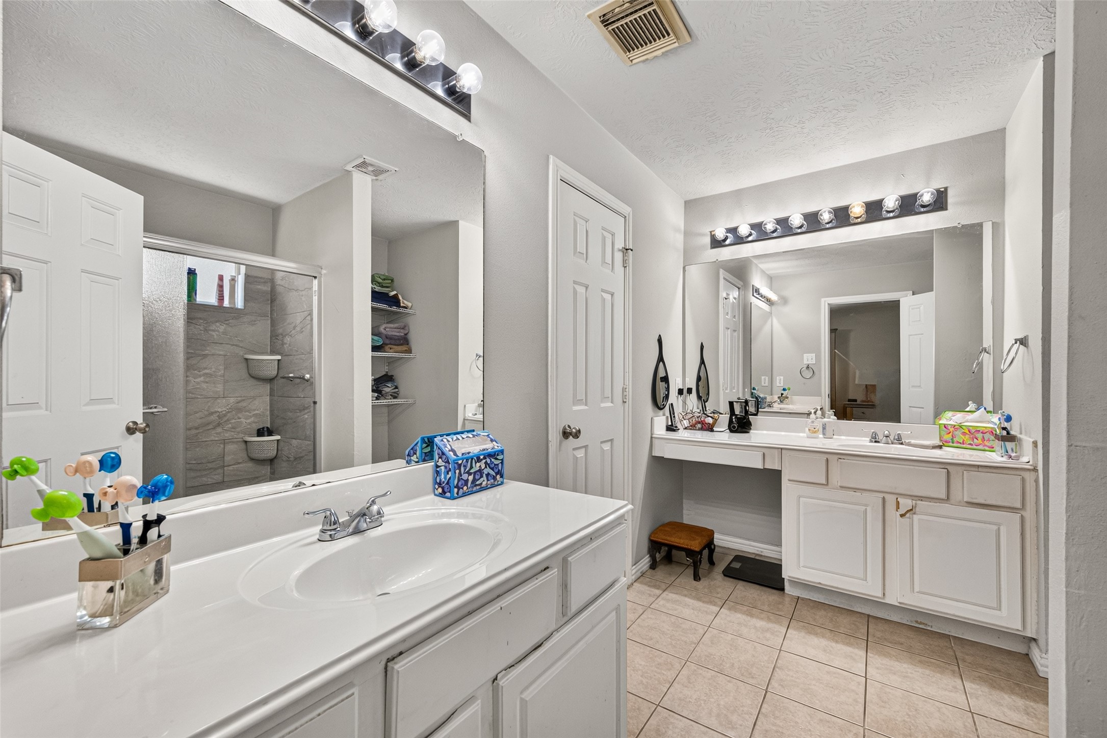 1302 E April Rain Court Property Photo 40