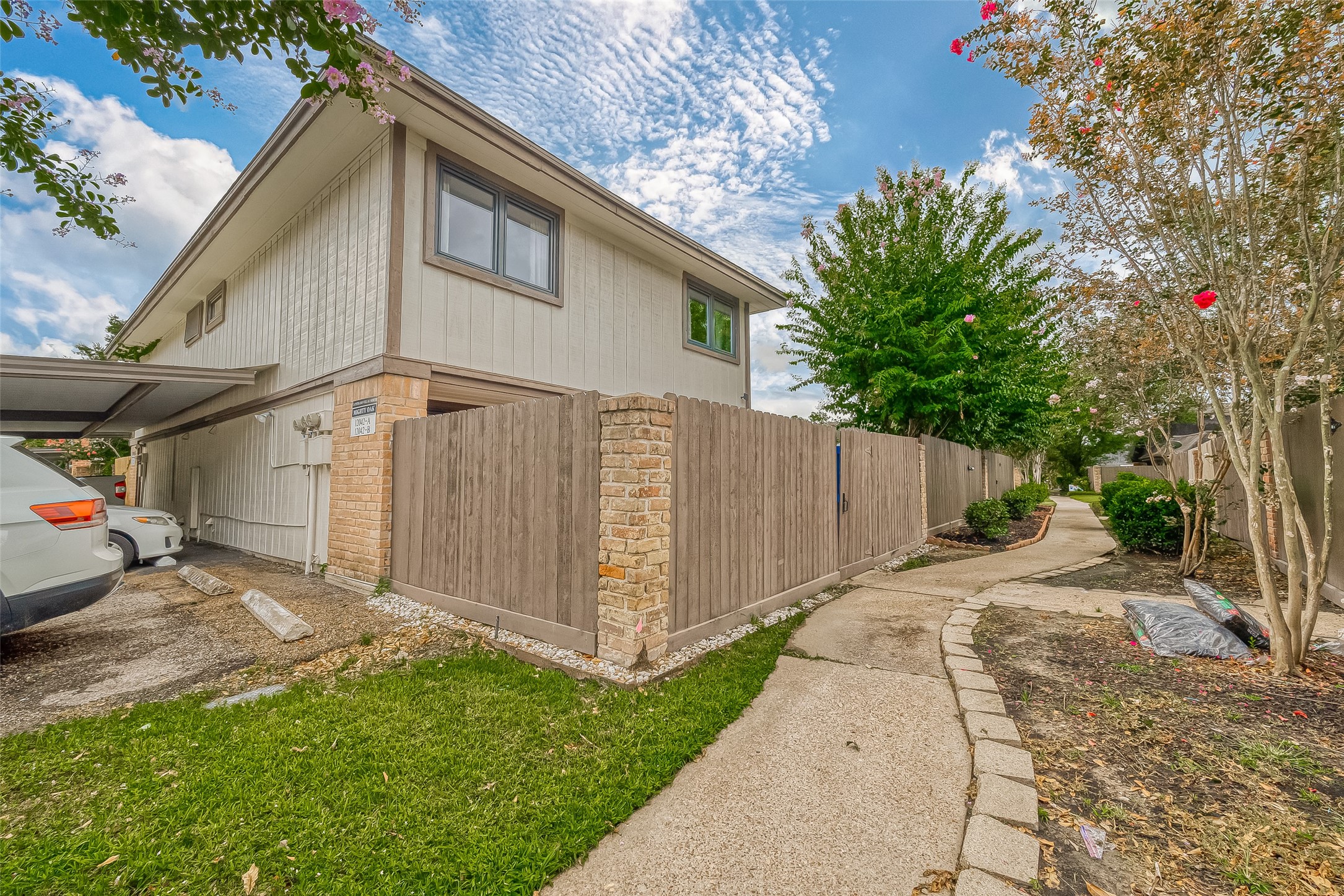 12042 Mighty Oak Drive B Property Photo 3