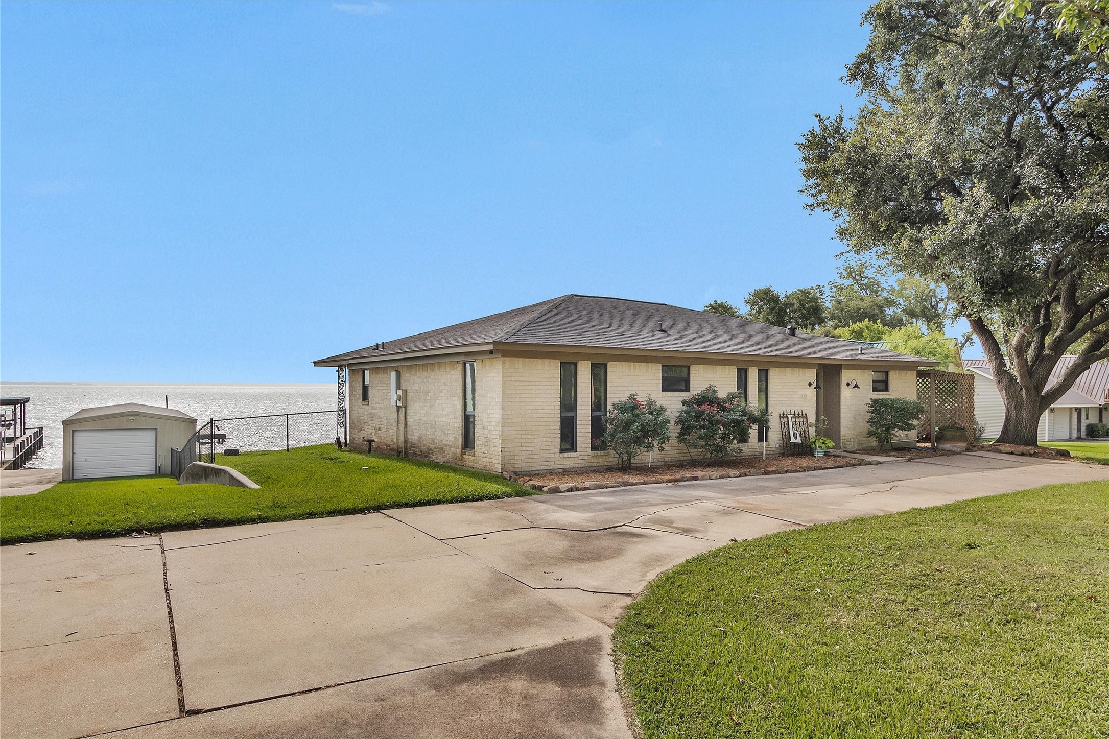 690 High Crest Drive Property Photo 4