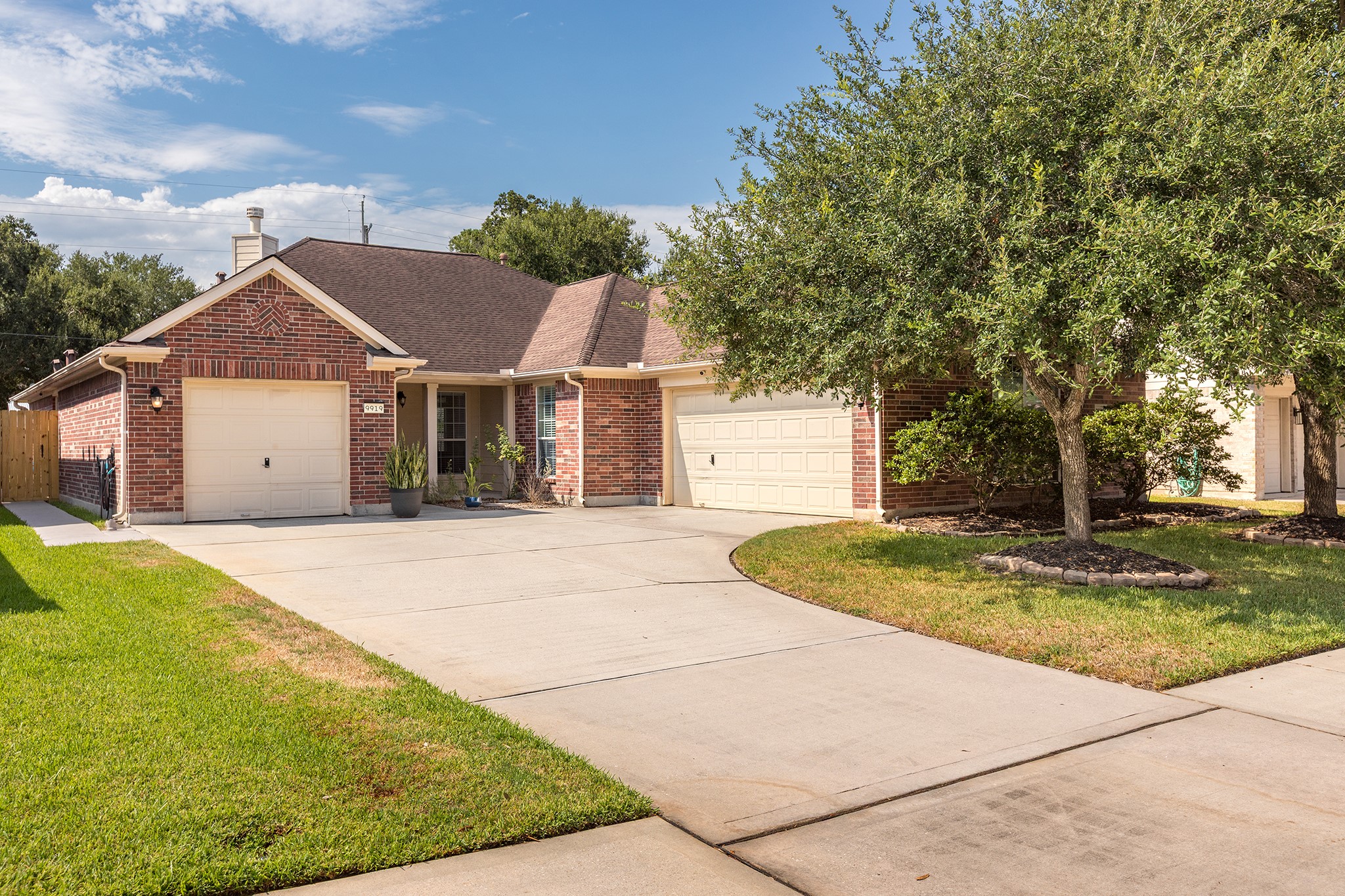 9919 Memorial Crossing Drive Property Photo 1