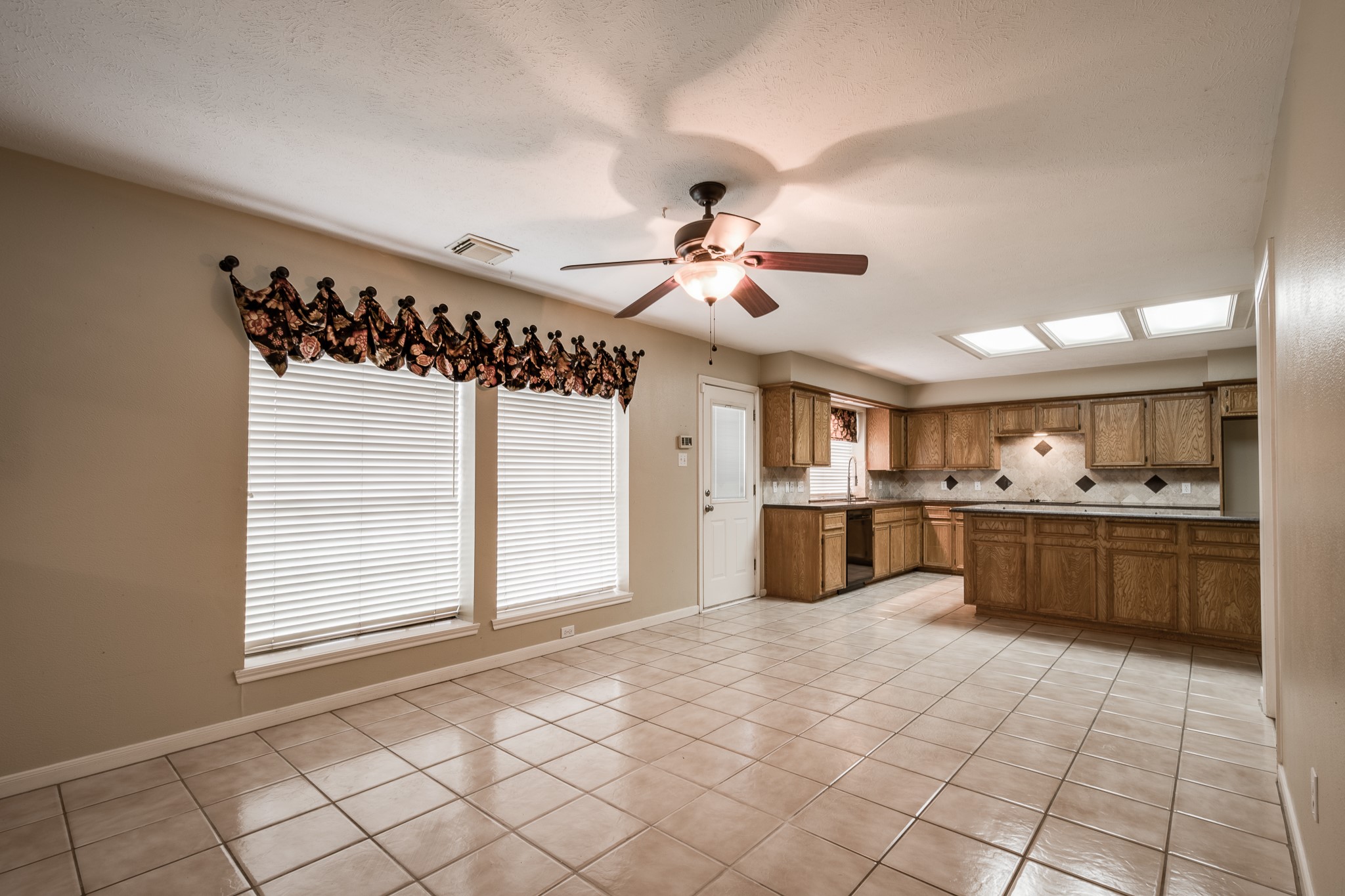 6011 Summer Oaks Drive Property Photo 8