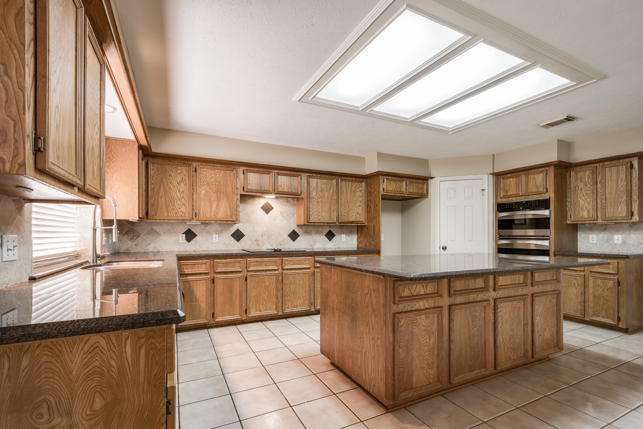 6011 Summer Oaks Drive Property Photo 9