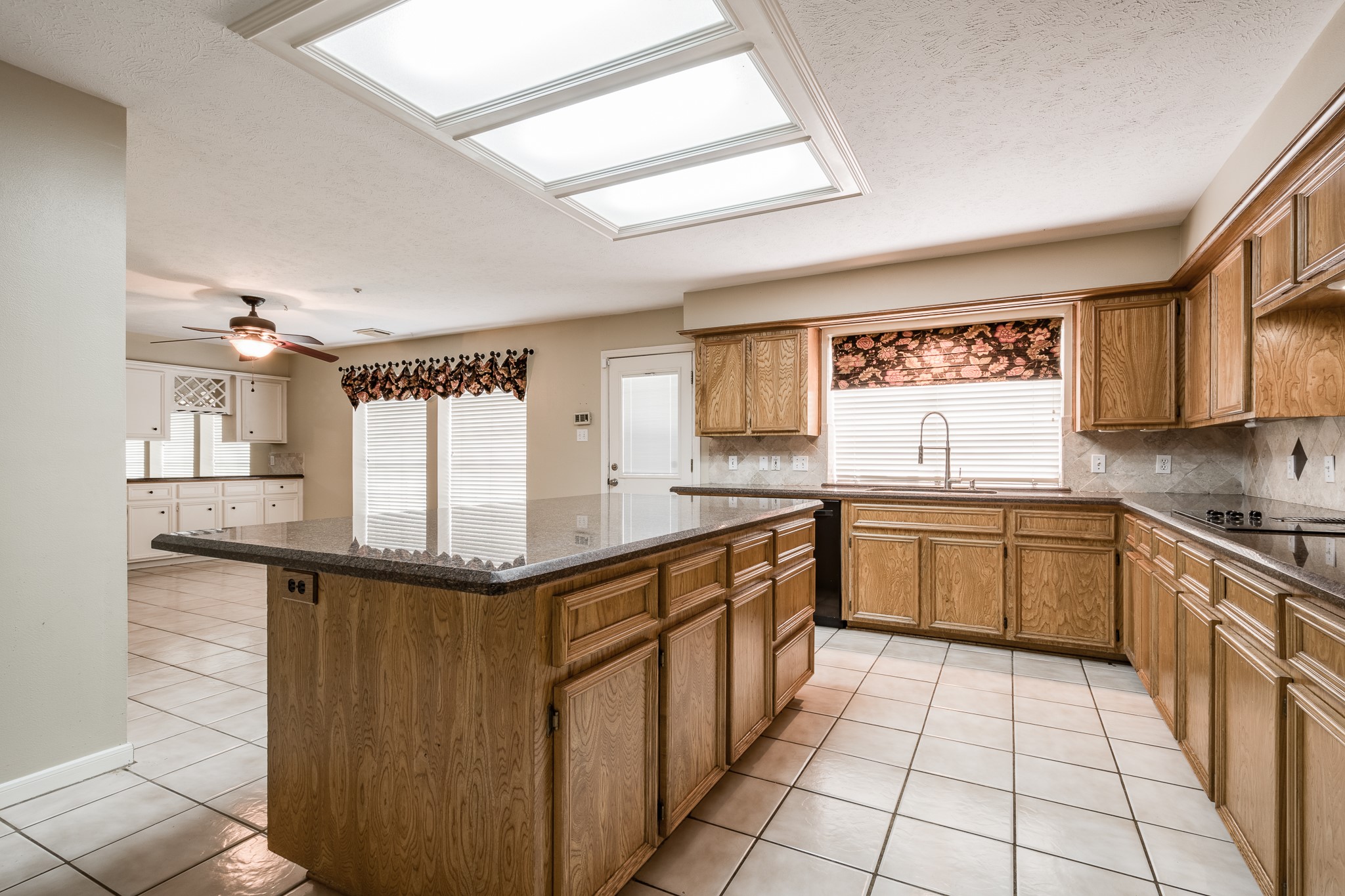 6011 Summer Oaks Drive Property Photo 10