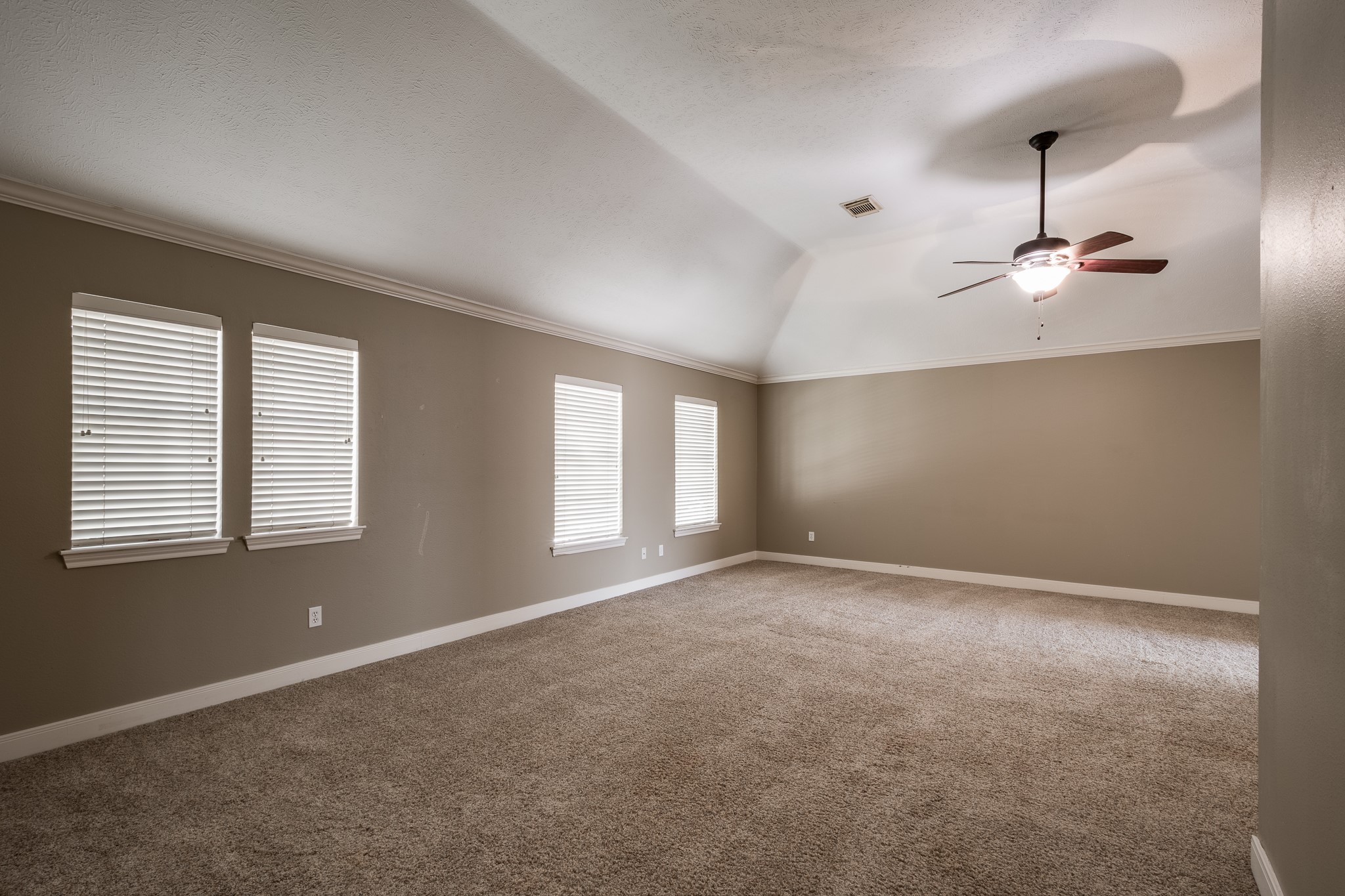 6011 Summer Oaks Drive Property Photo 14