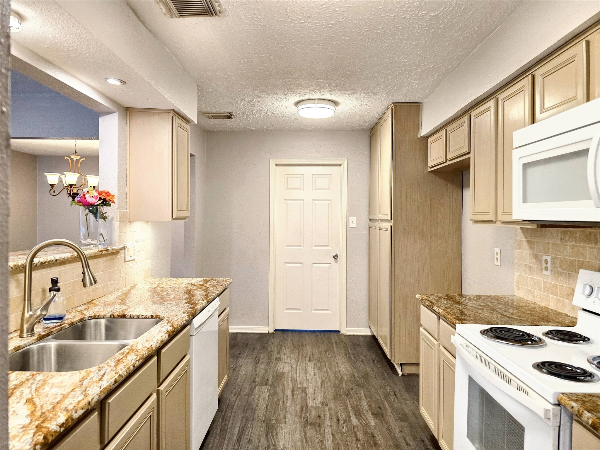 22619 Deville Drive Property Photo 10
