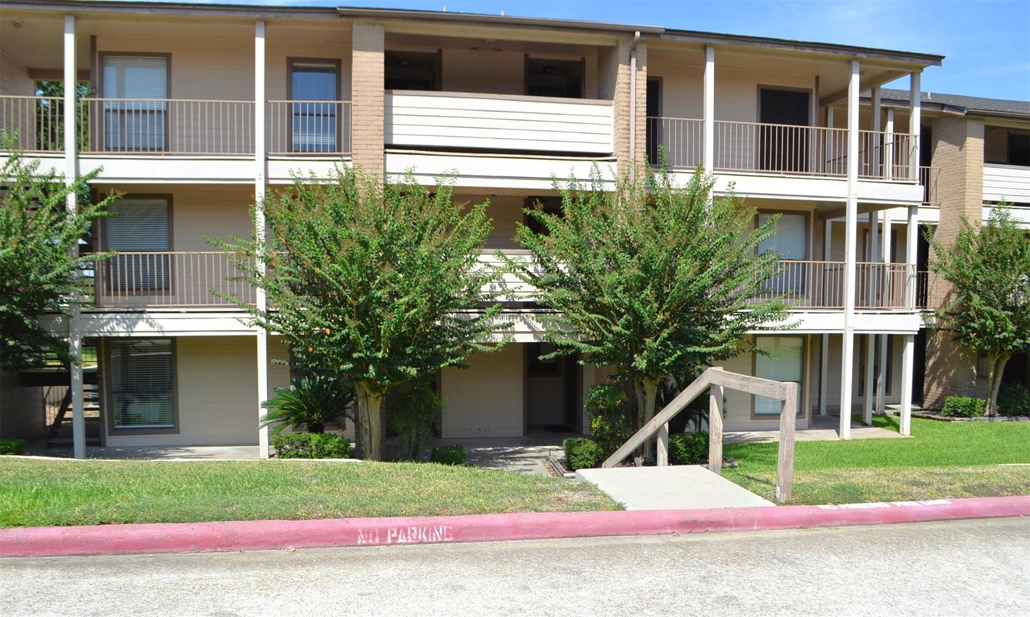 102 Lakeview Terrace D Property Photo 4