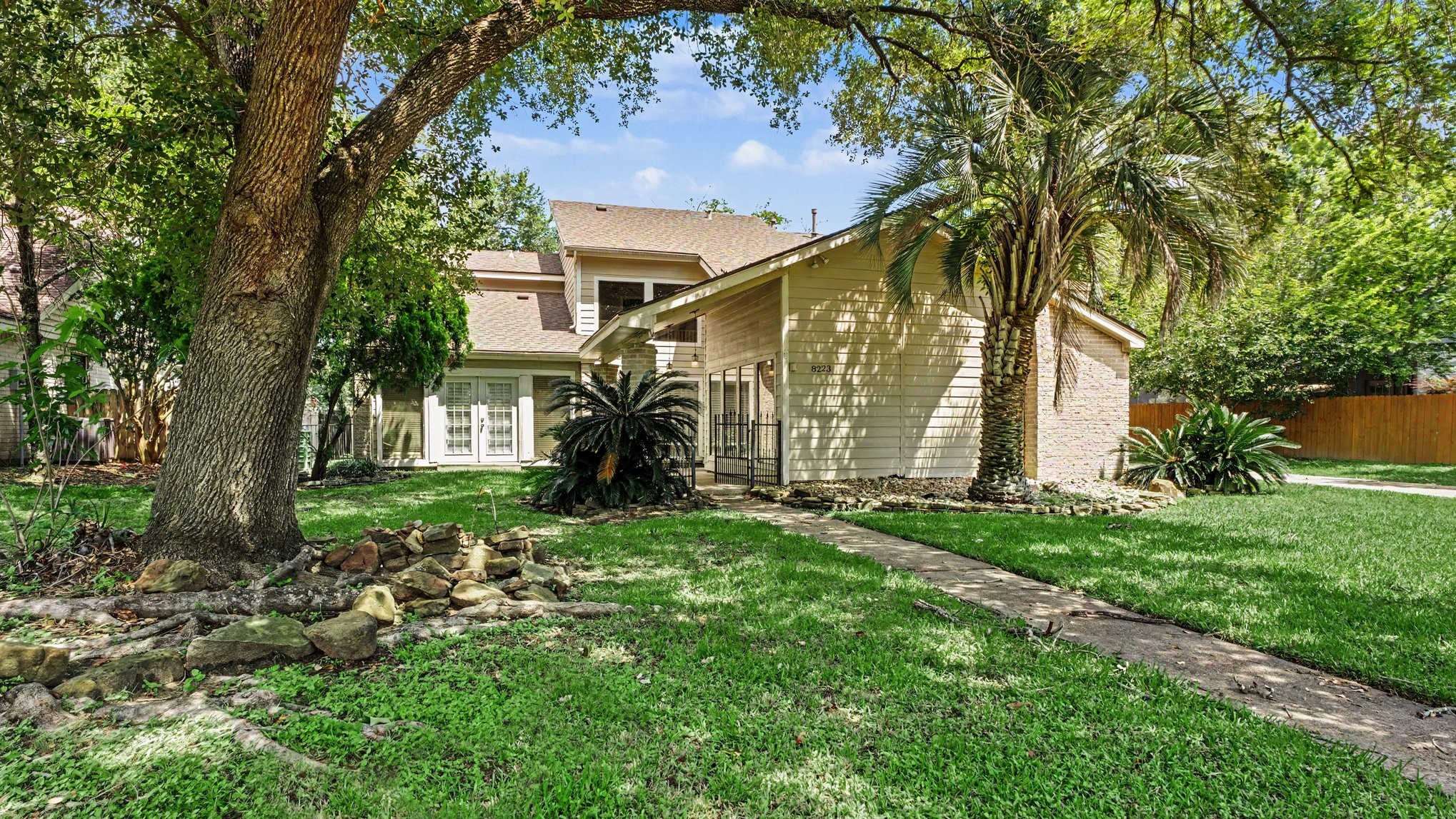 8223 Magnolia Glen Drive Property Photo 1