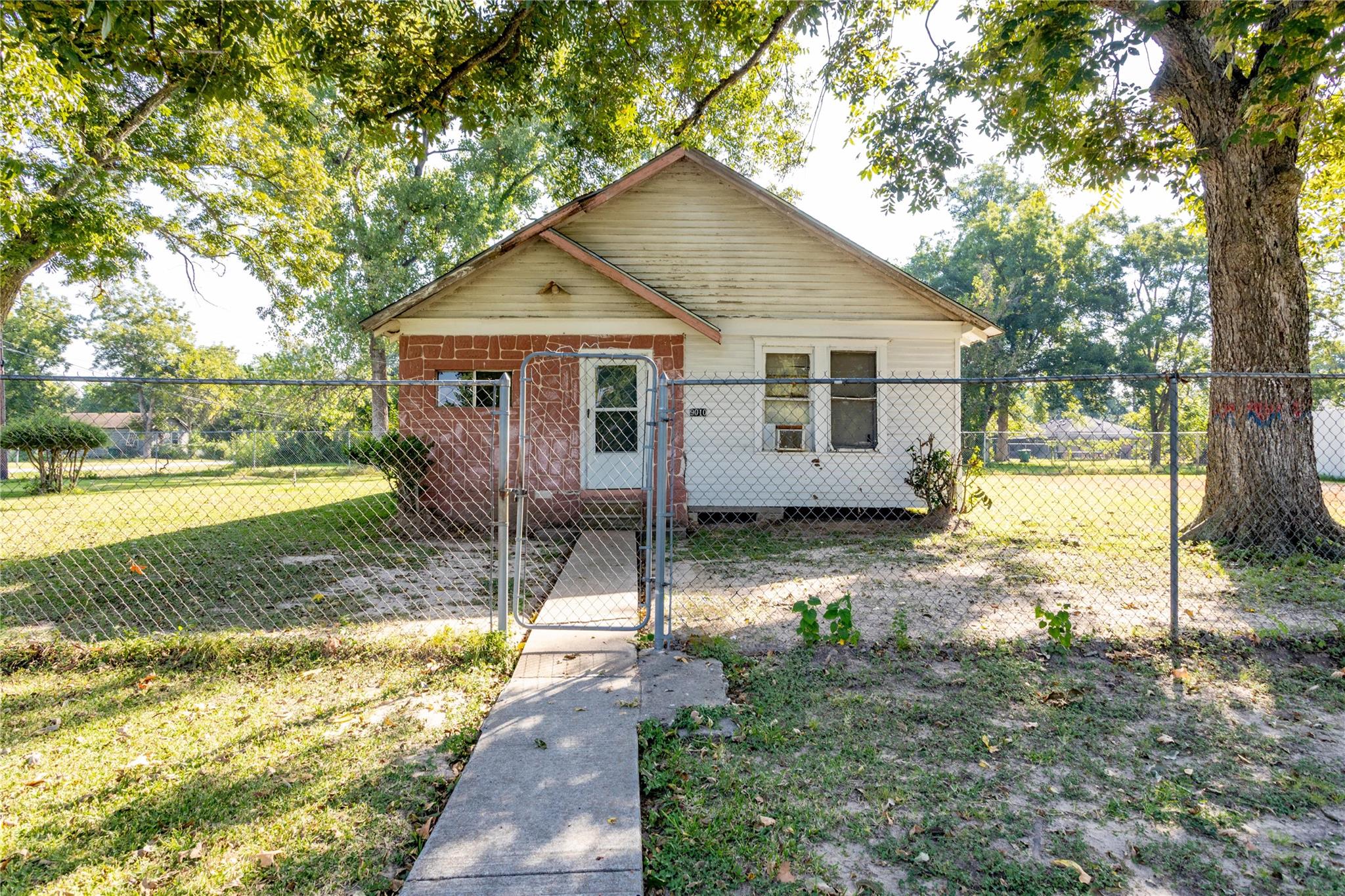 9010 Wheatley Street, Houston Tx 77088 Property Photo 2