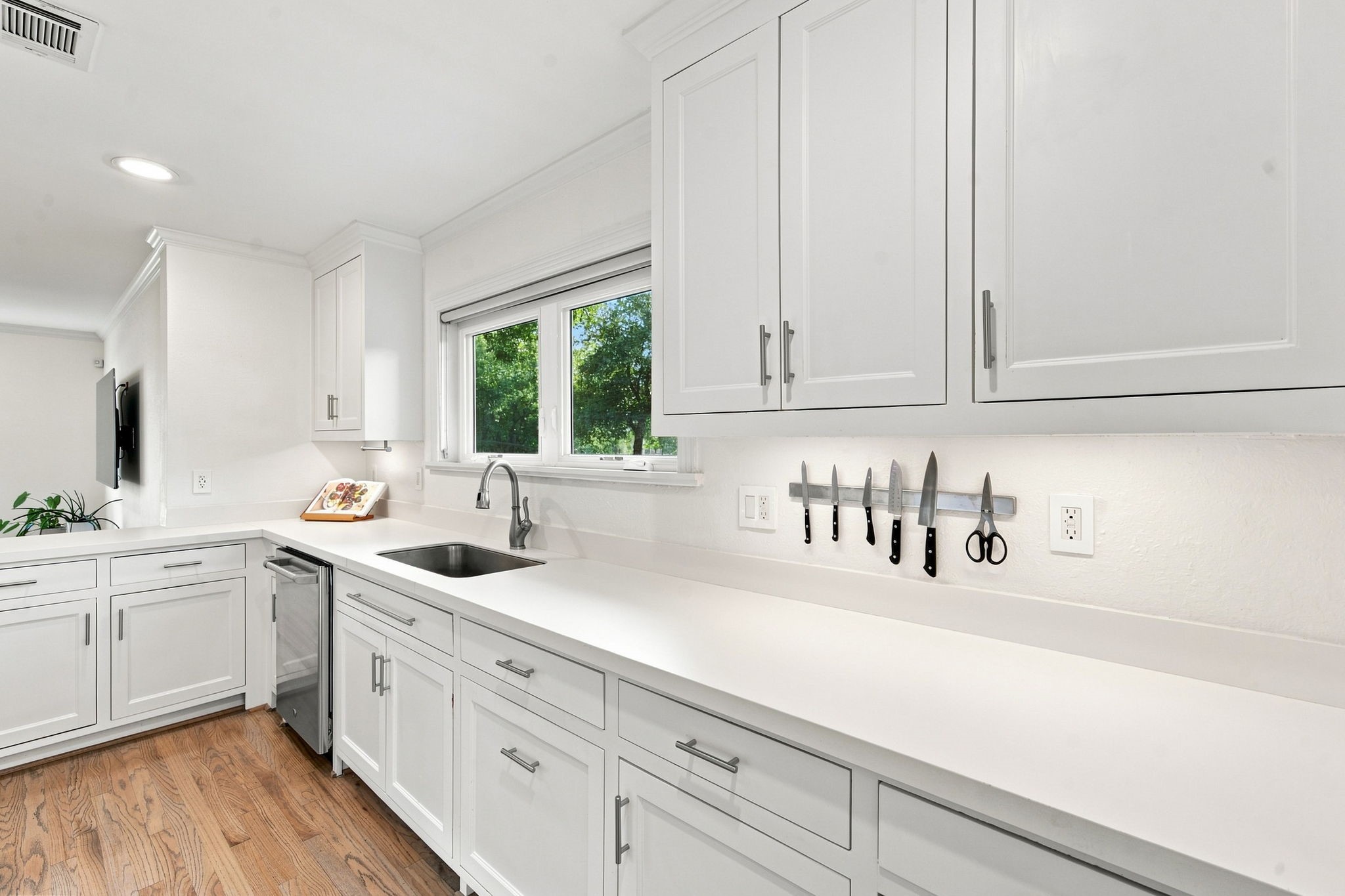 742 W 42nd Street Property Photo 16