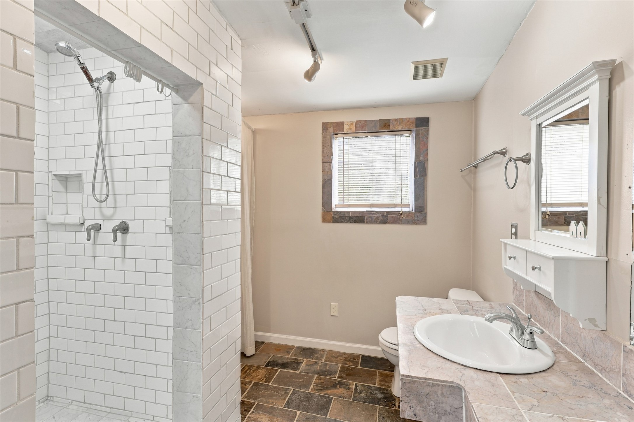 4505 Larch Lane B Property Photo 16