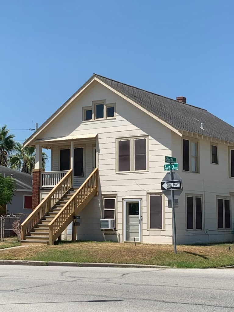 5202 Avenue O up Property Photo 1