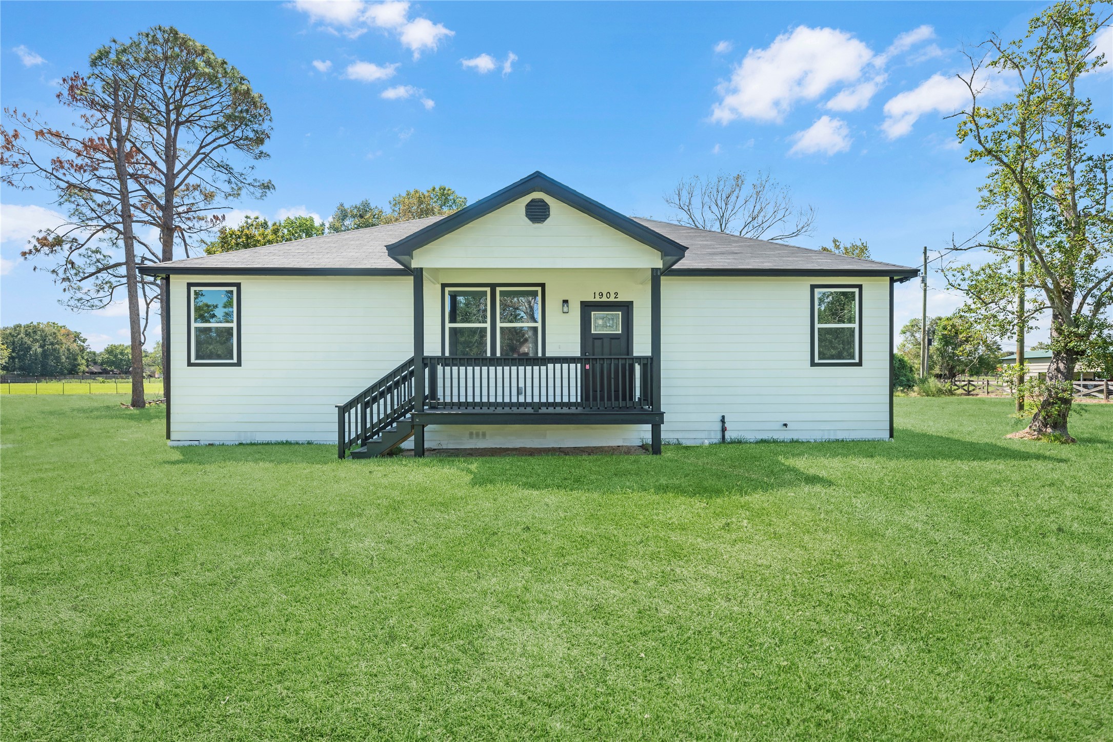 1902 Westview Drive Property Photo 1