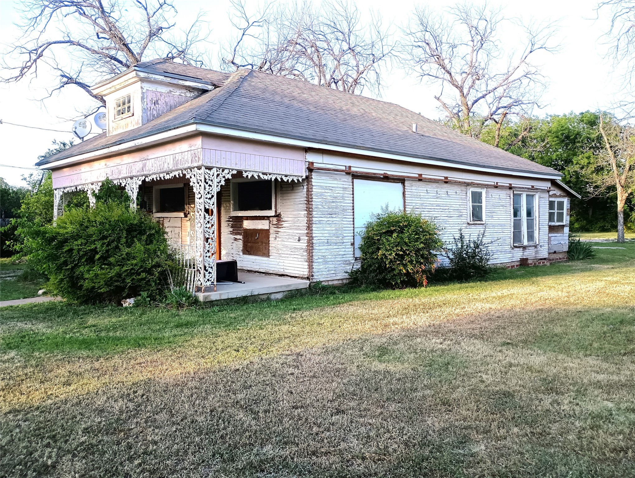 208 N Neches Street Property Photo 1