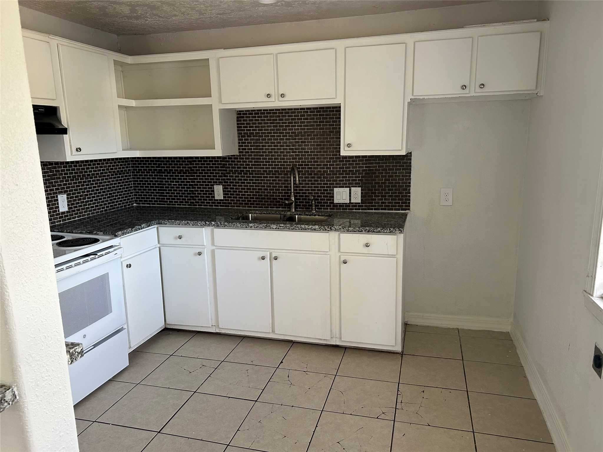 10133 Friendly Road Property Photo 6