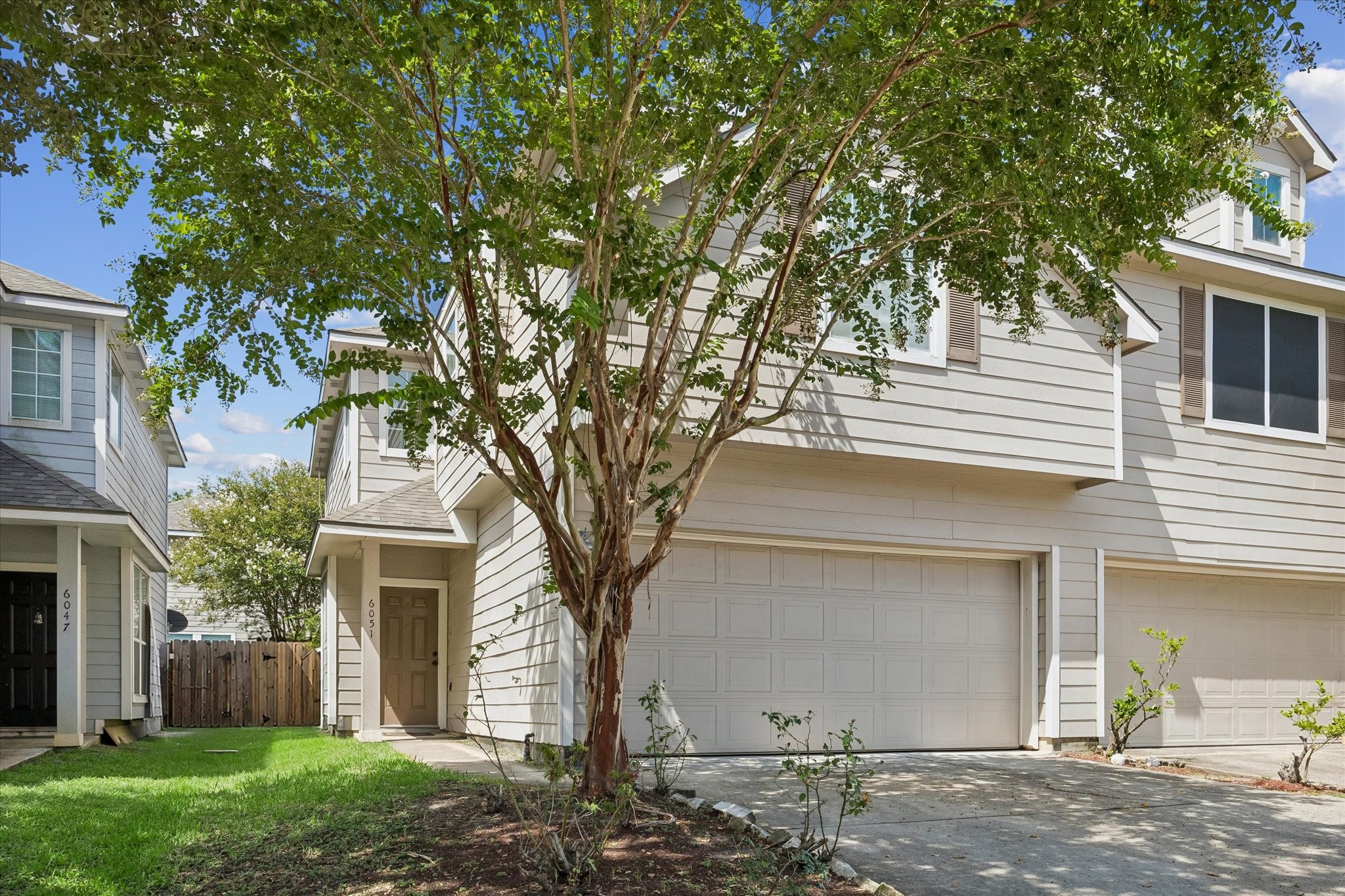 6051 Yorkglen Manor Lane Property Photo 2