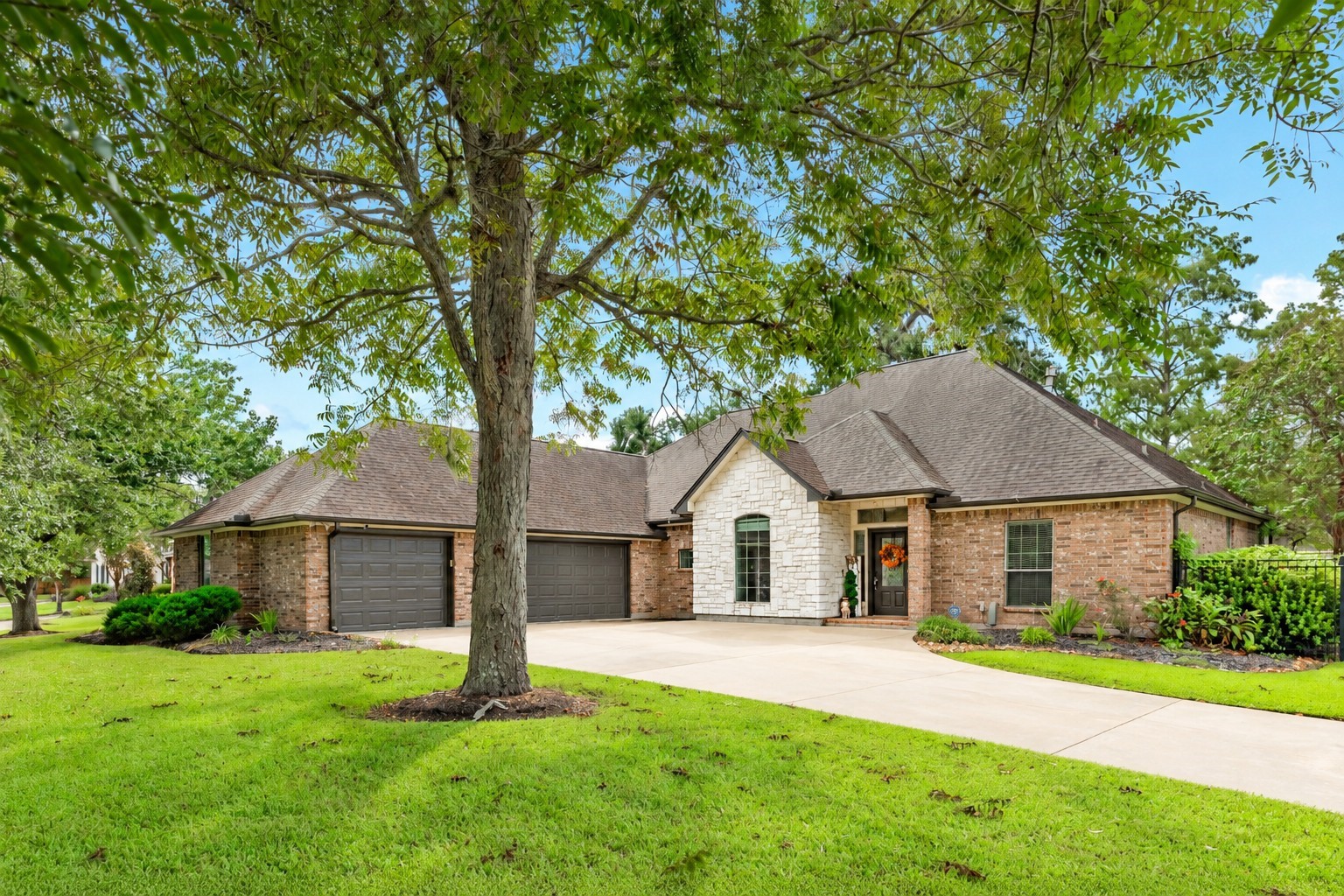 52 English Oak Court Property Photo 1