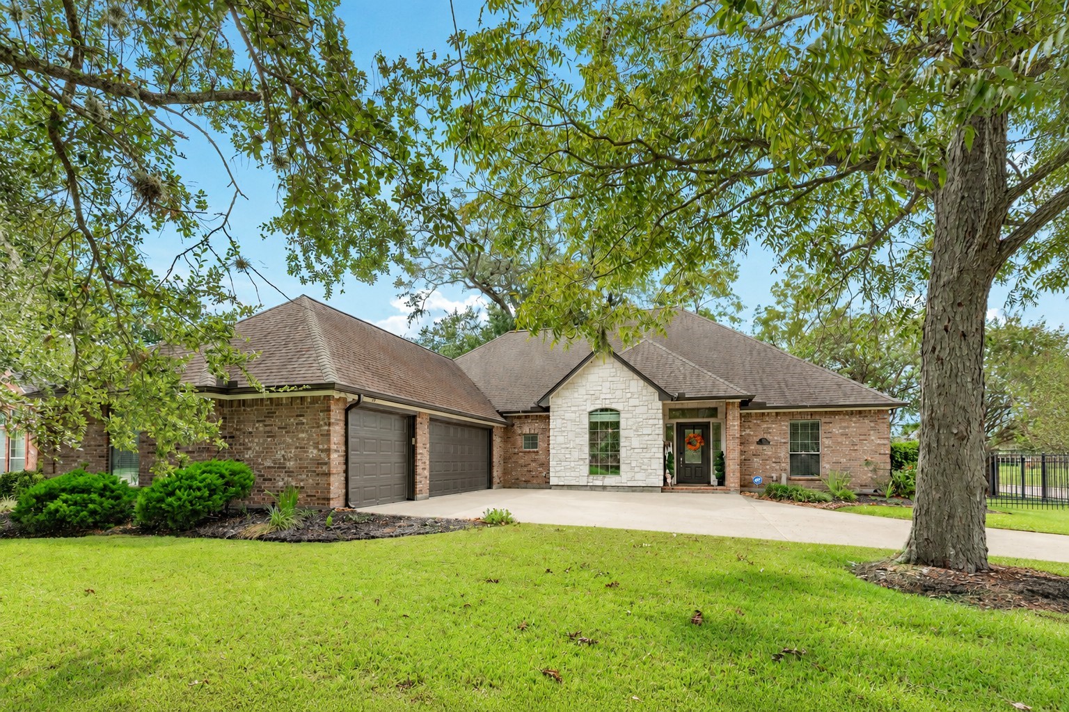 52 English Oak Court Property Photo 2