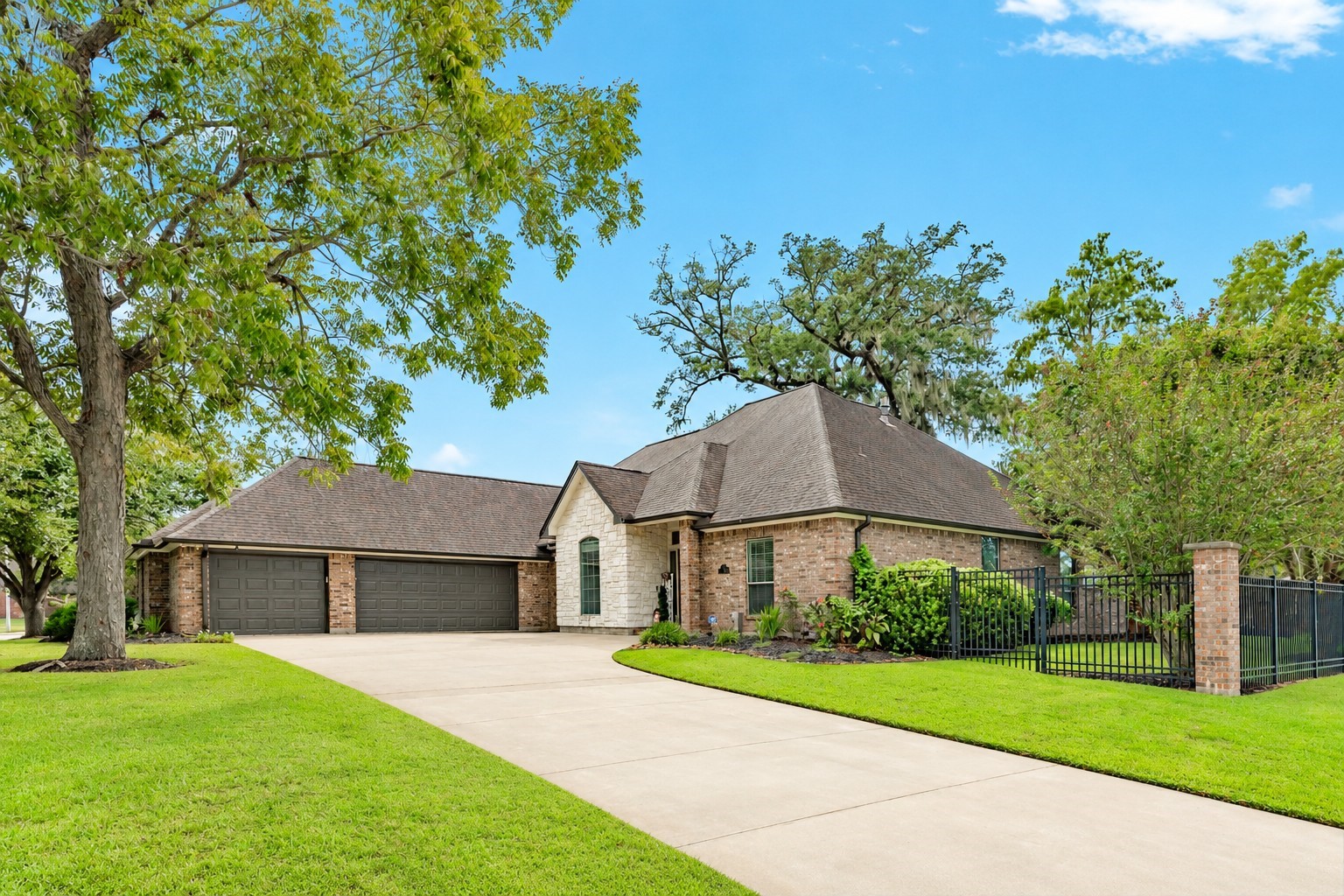 52 English Oak Court Property Photo 4