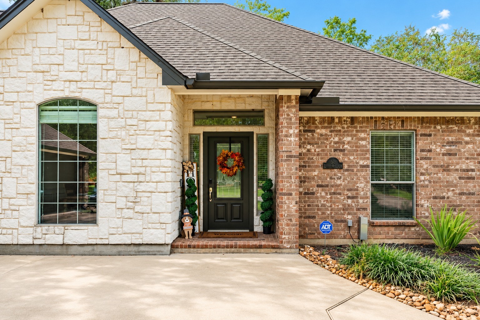 52 English Oak Court Property Photo 6
