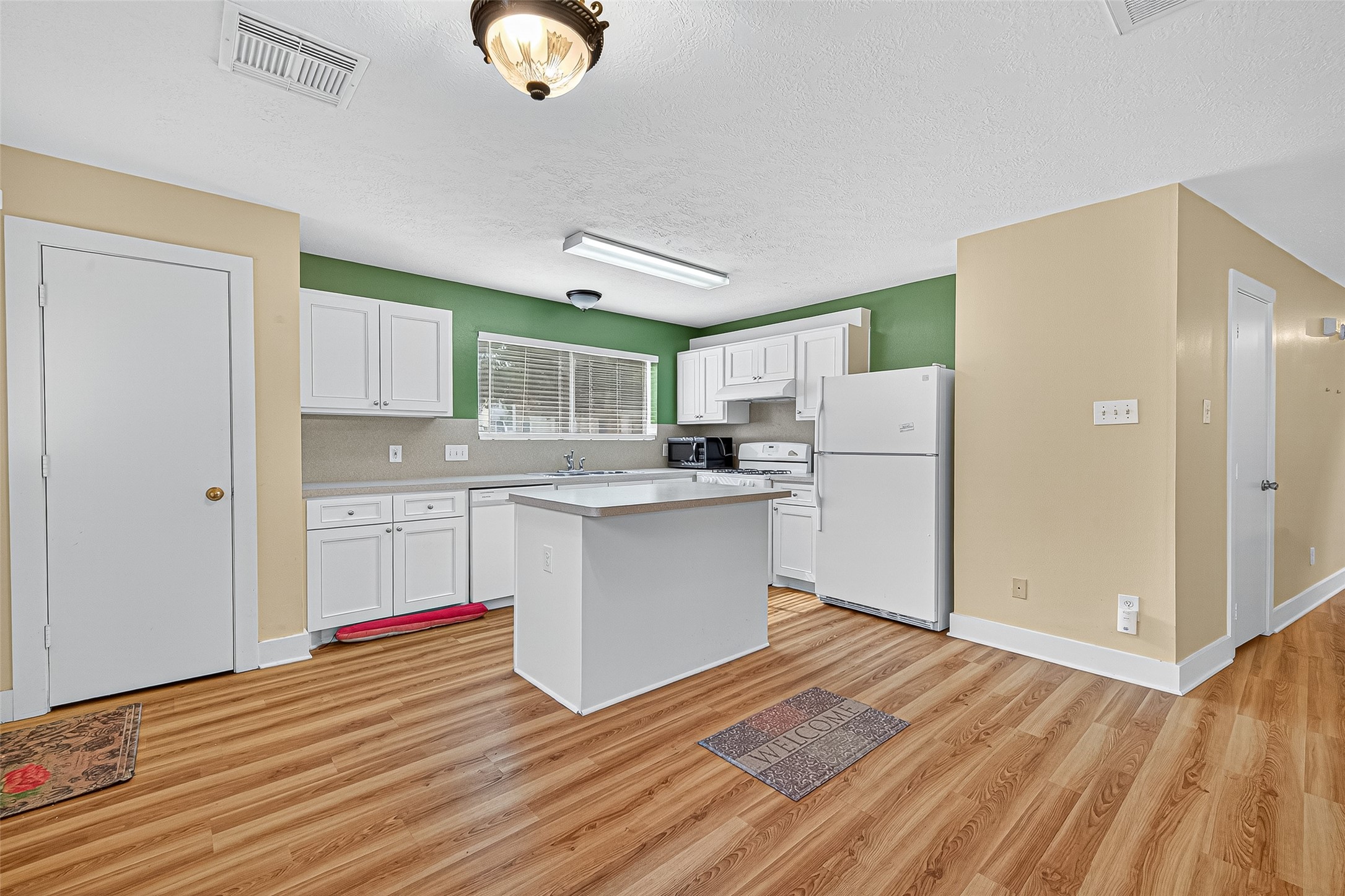 15859 E Park Court Property Photo 6