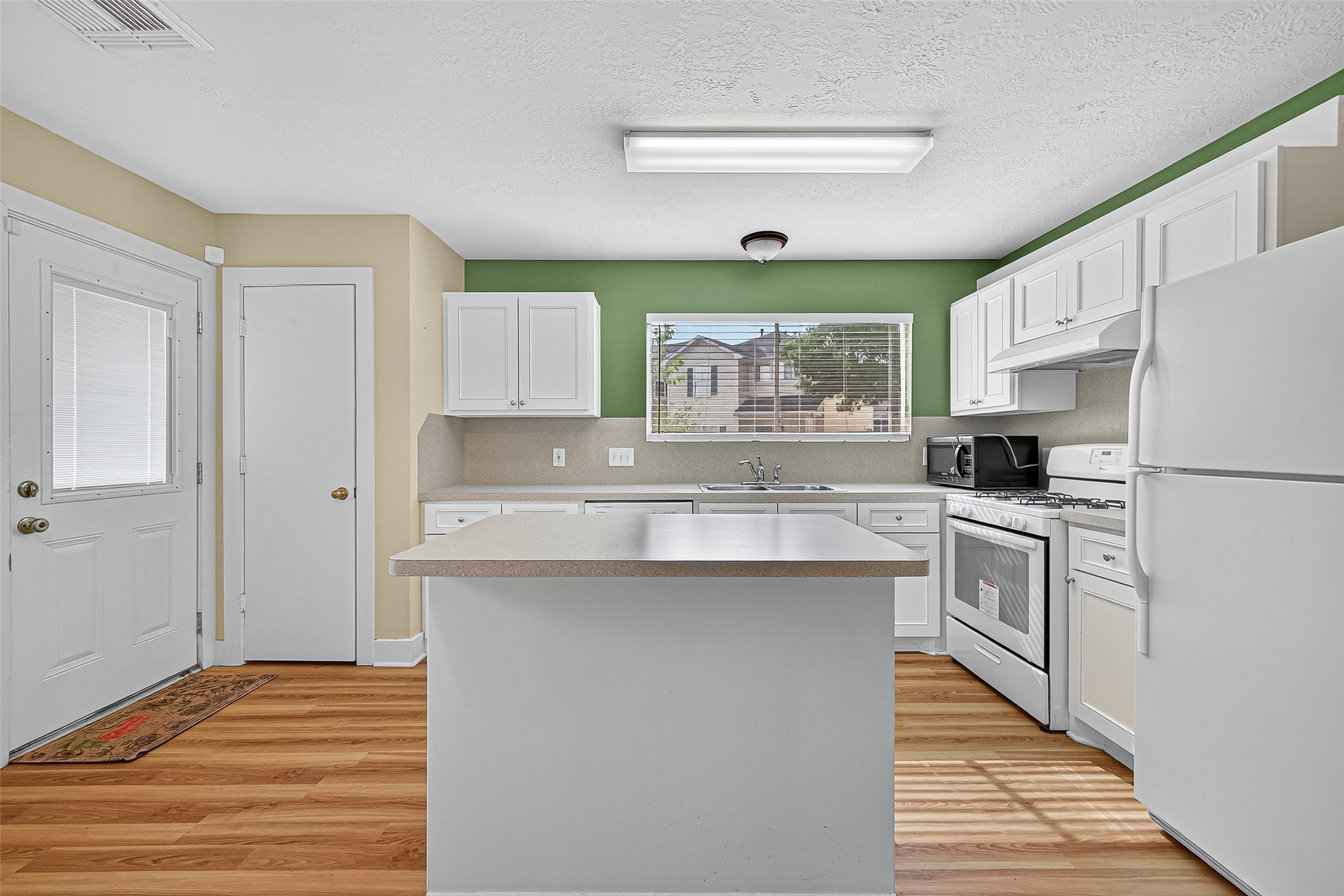 15859 E Park Court Property Photo 7