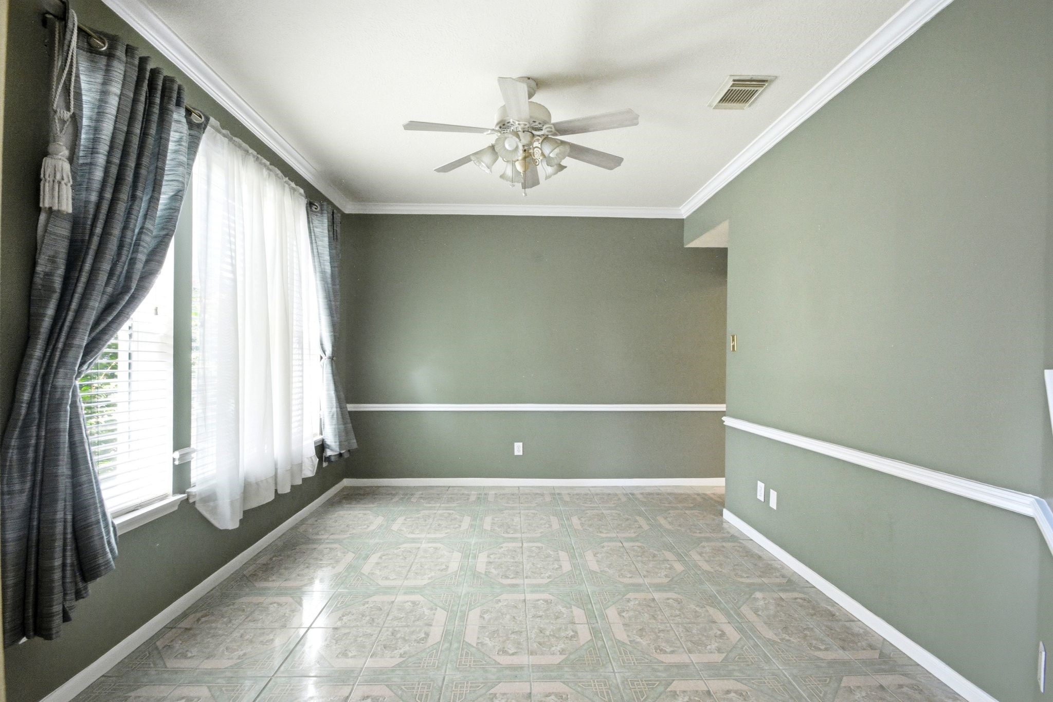2718 Honeysuckle Walk Property Photo 6