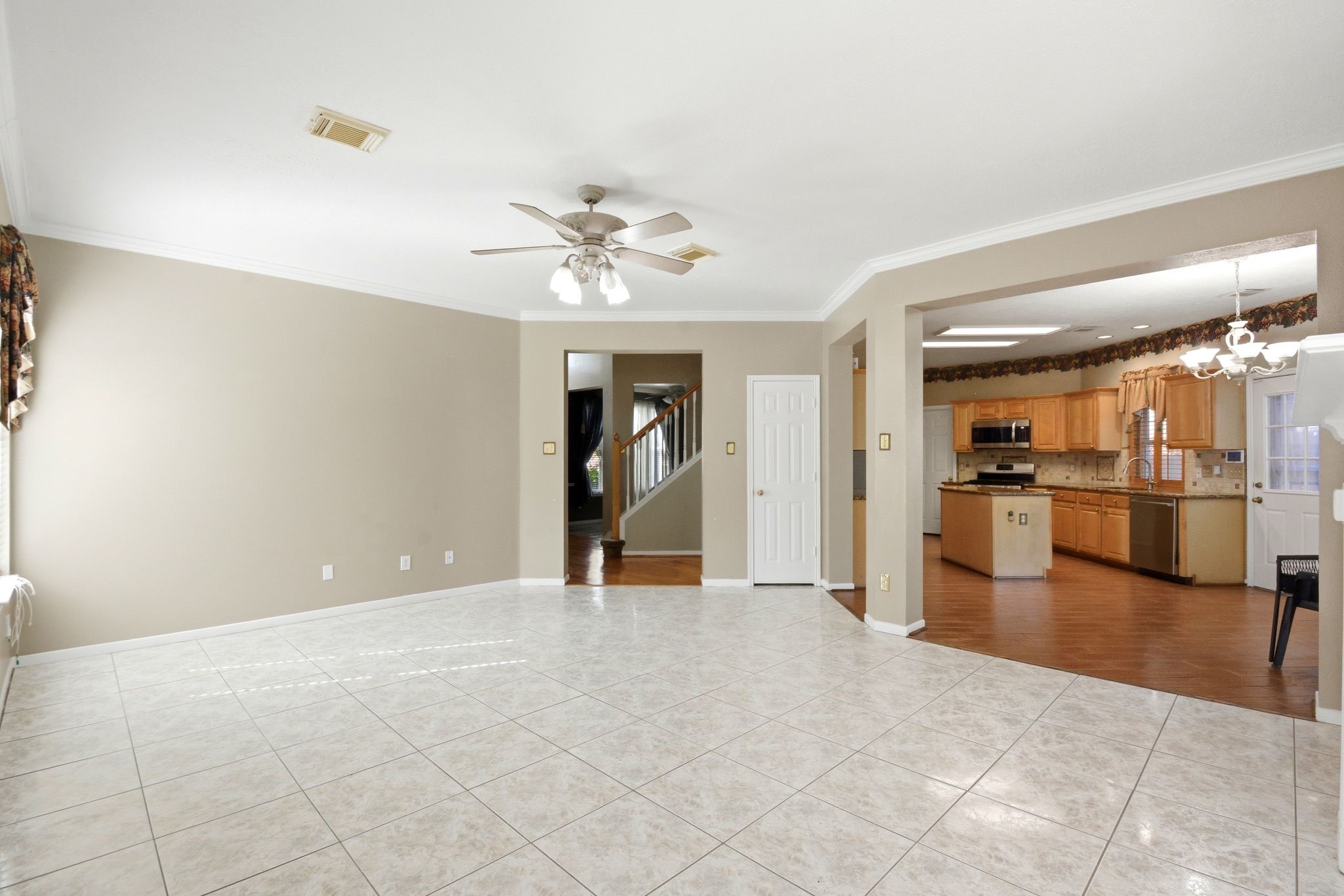 2718 Honeysuckle Walk Property Photo 13