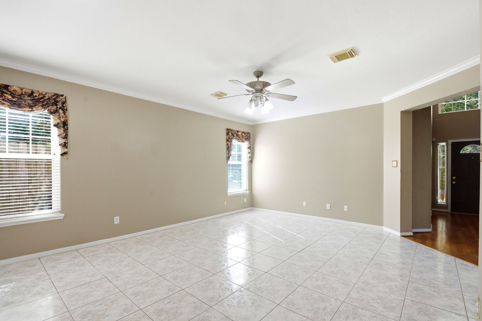 2718 Honeysuckle Walk Property Photo 14