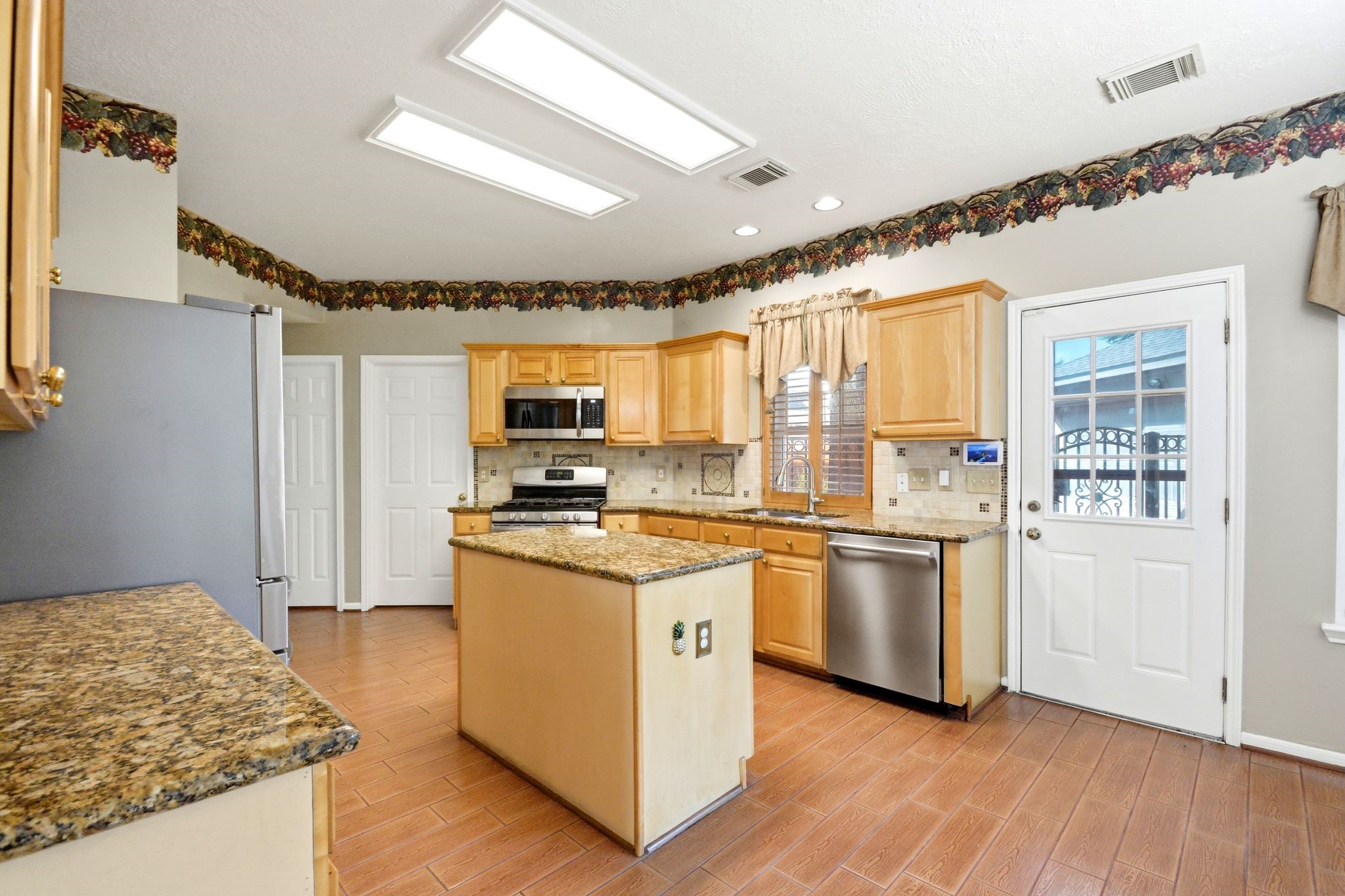 2718 Honeysuckle Walk Property Photo 16