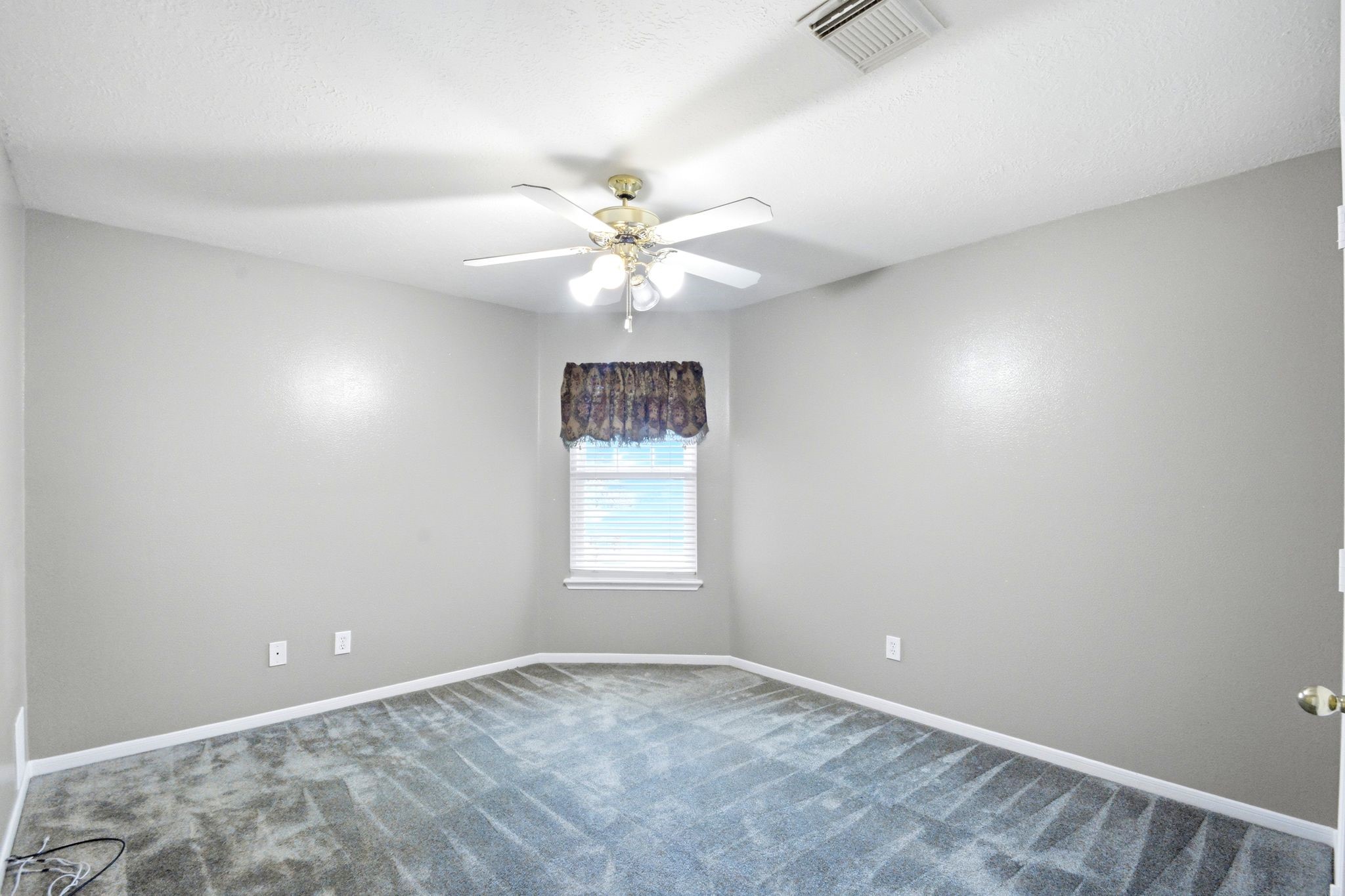 2718 Honeysuckle Walk Property Photo 28