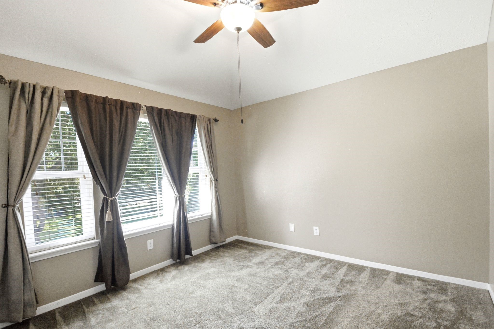 2718 Honeysuckle Walk Property Photo 32