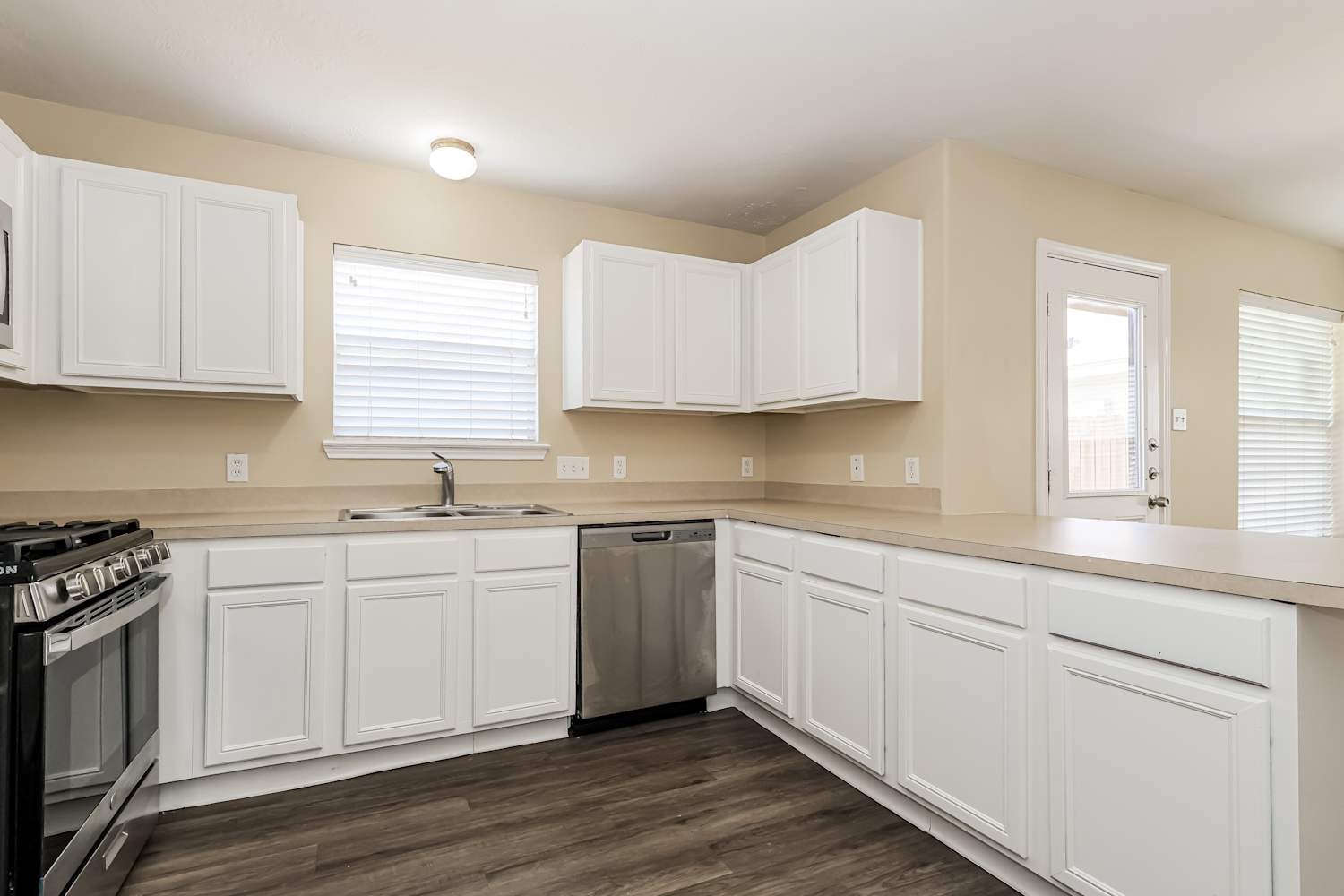 6348 Austinville Drive Property Photo 6
