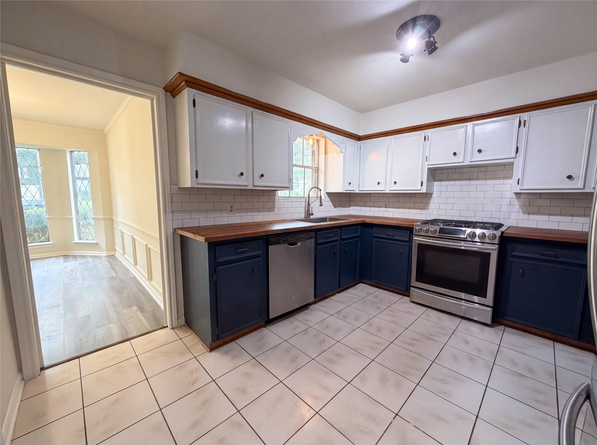 17518 Rustington Drive Property Photo 2