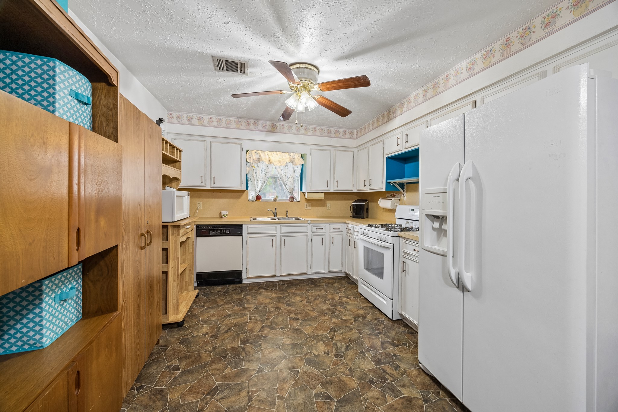 2025 Hillshire Drive Property Photo 3
