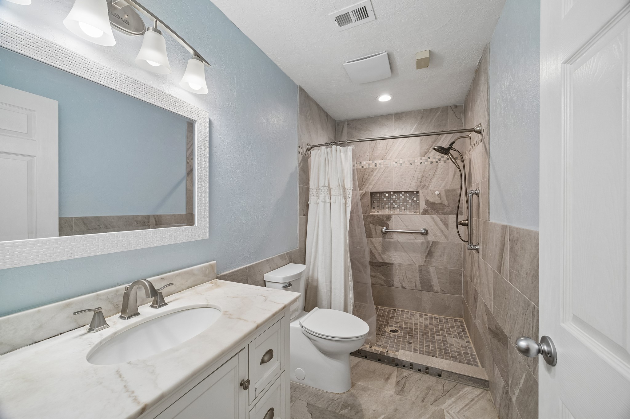 2025 Hillshire Drive Property Photo 9