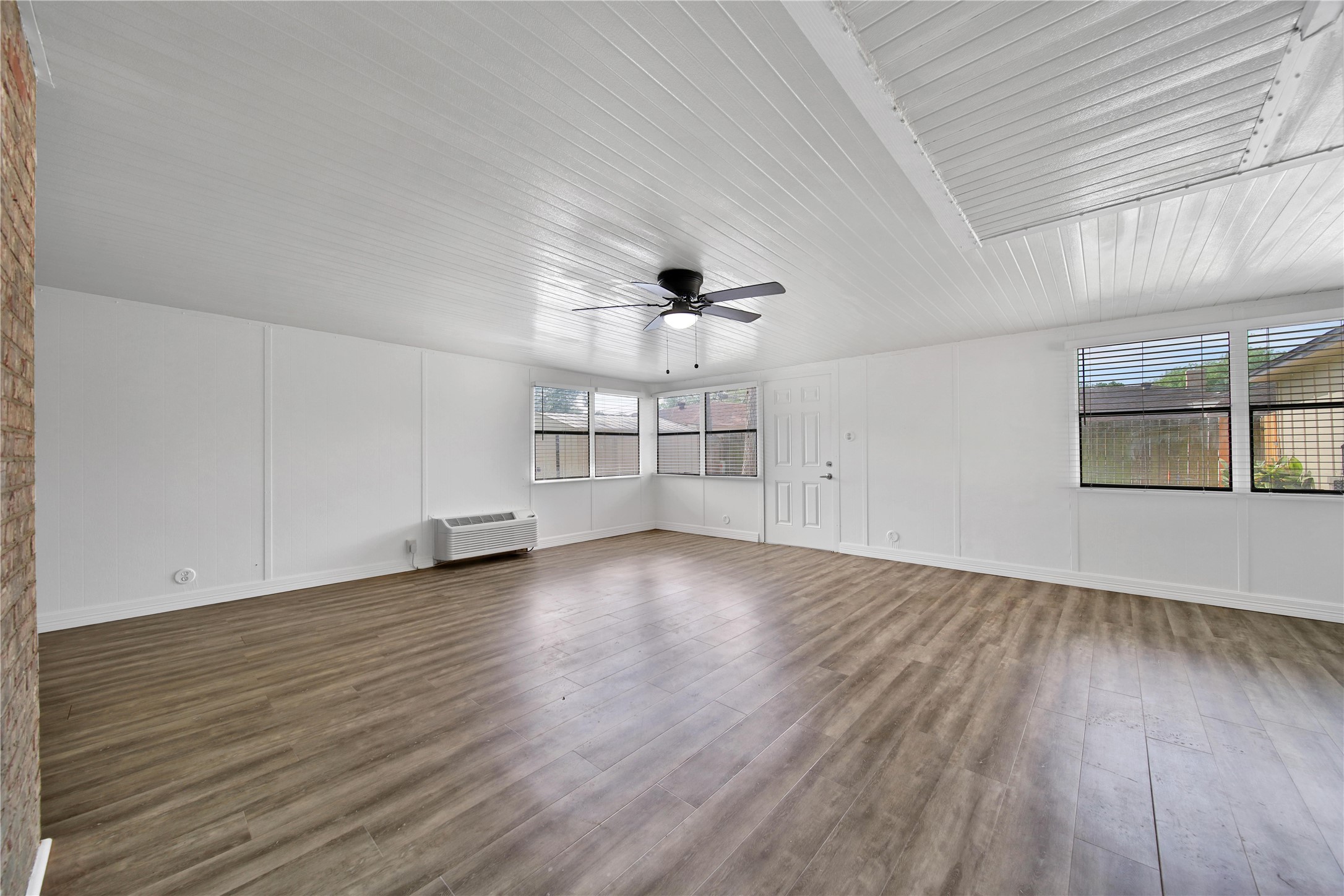 9411 Roos Road Property Photo 16