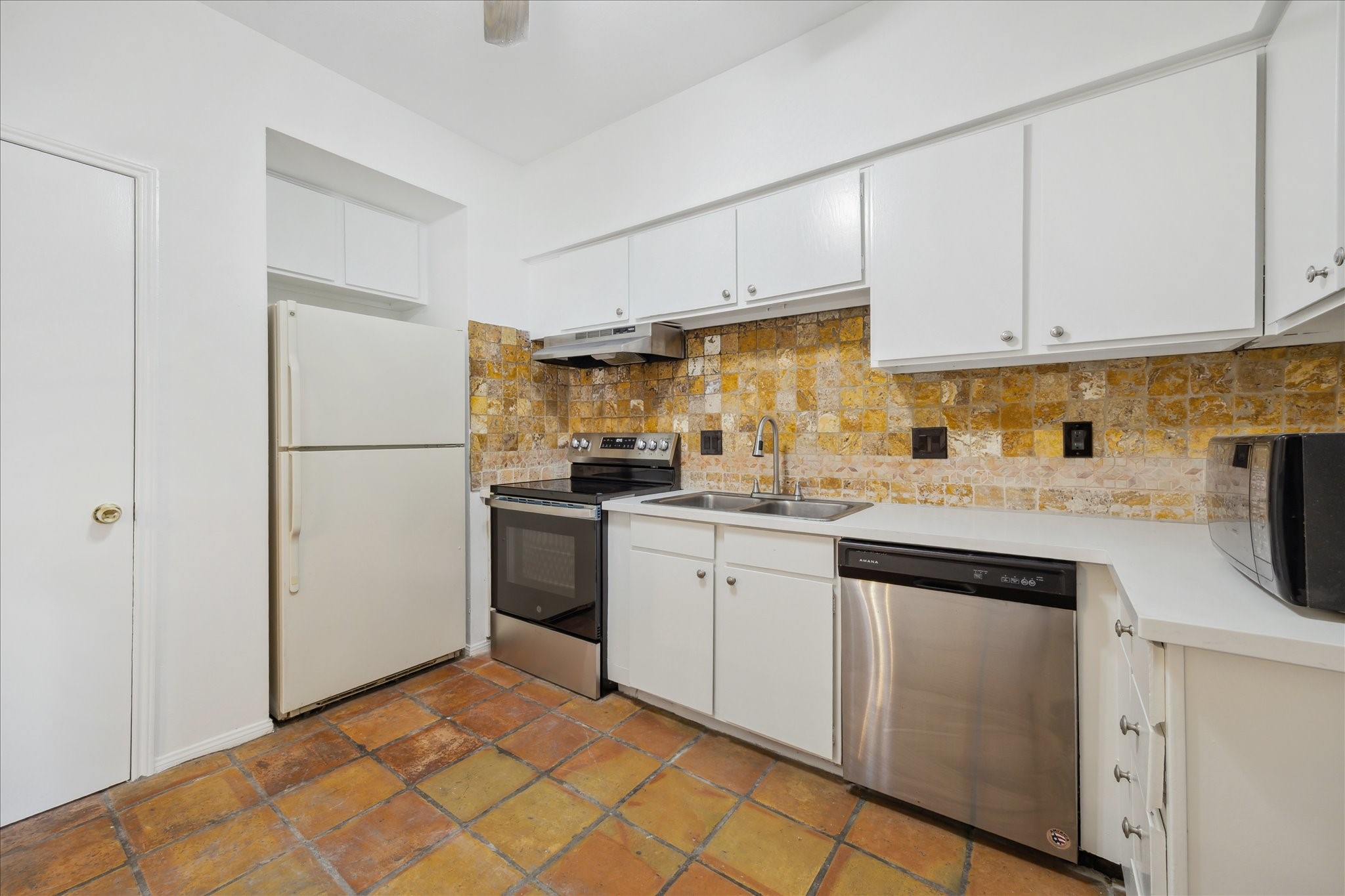 2100 Tanglewilde Street 184 Property Photo 4