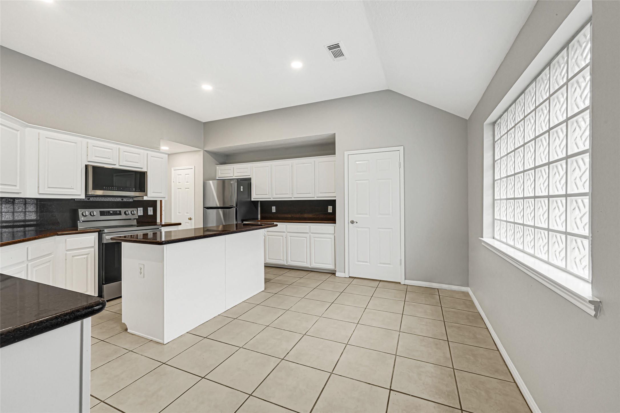 10323 Emerald Pine Drive Property Photo 7
