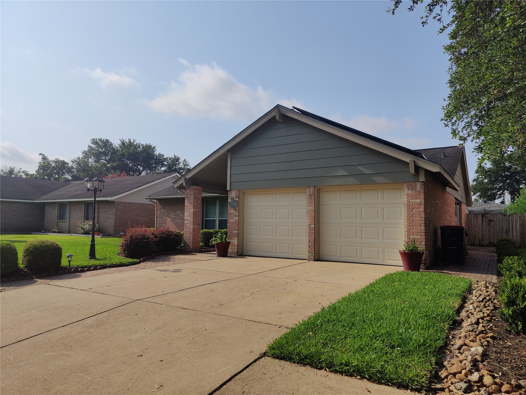 2715 Ashington Drive Property Photo 3