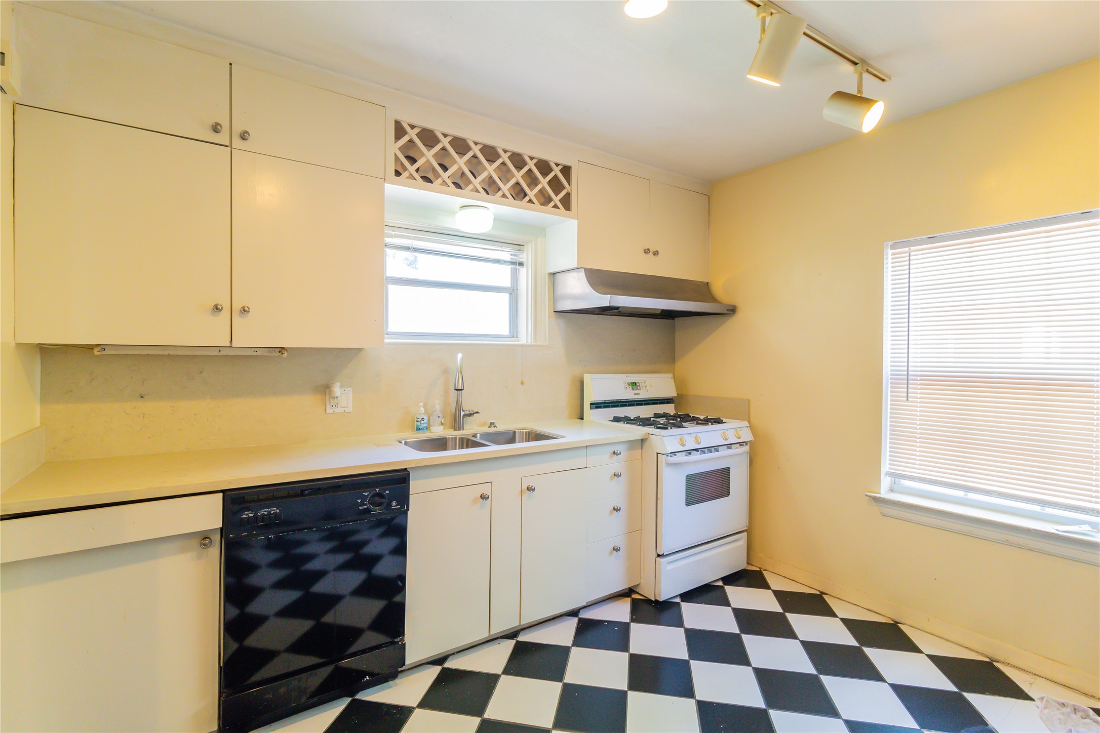 1961 Dryden Road Property Photo 7