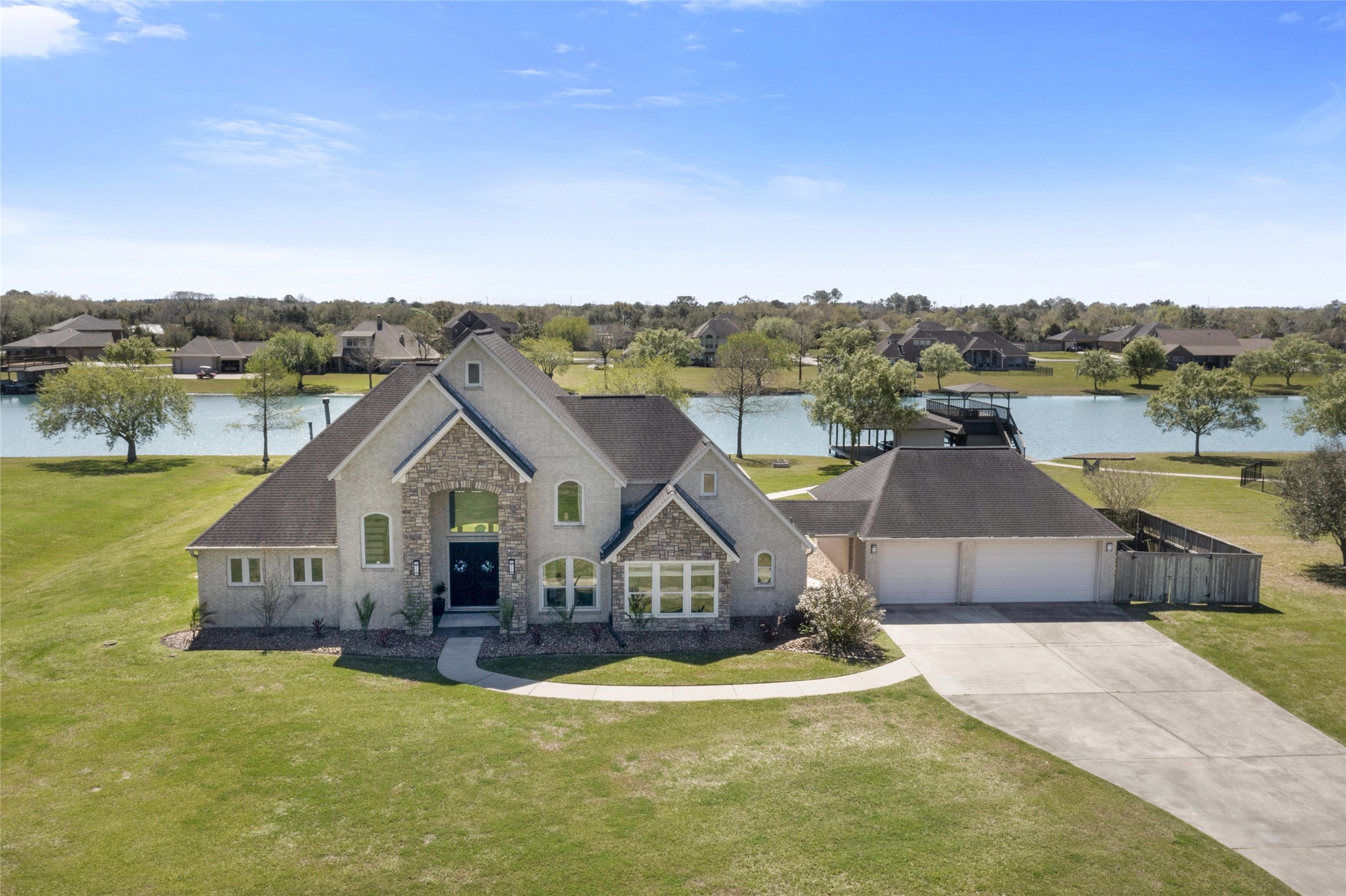 210 Lago Circle Drive N Property Photo