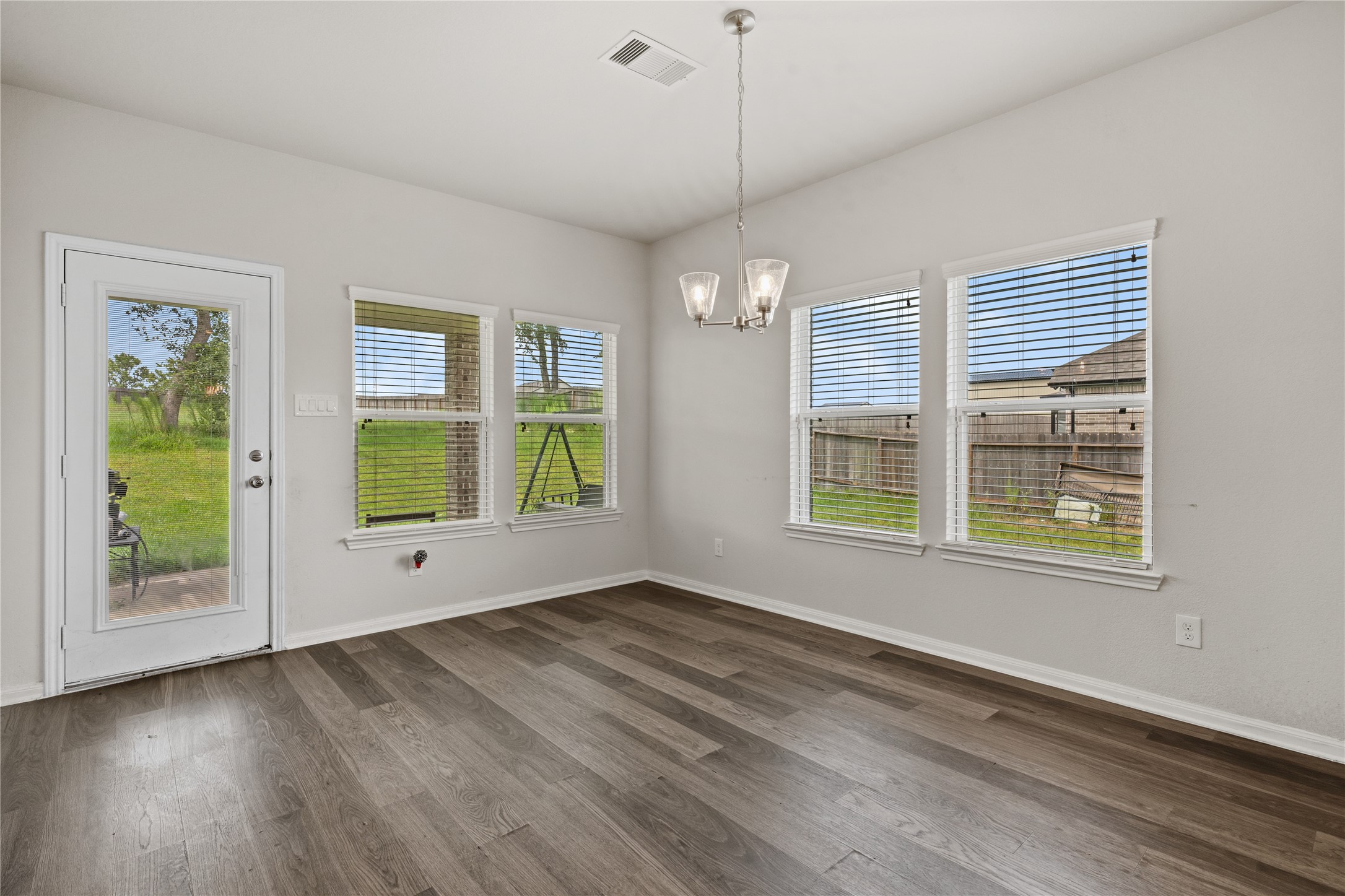 9559 Moss Rose Lane Property Photo 6