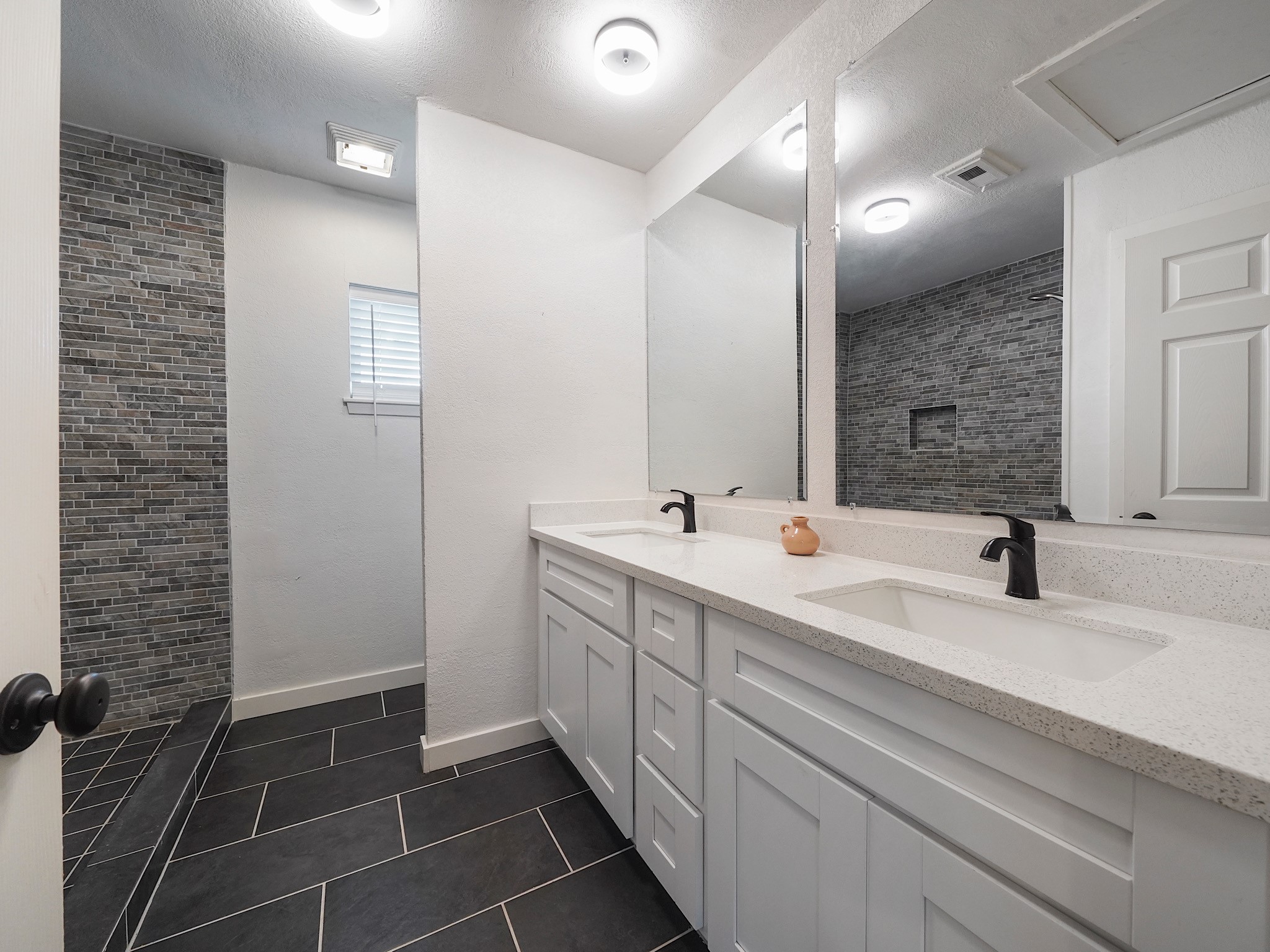 111 Holderrieth Boulevard Property Photo 14