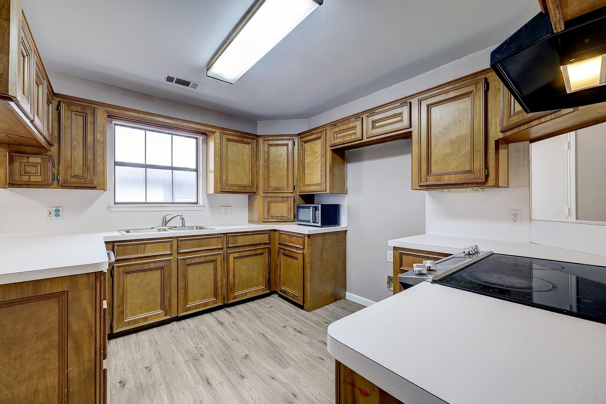 10711 Hillside Drive Property Photo 4