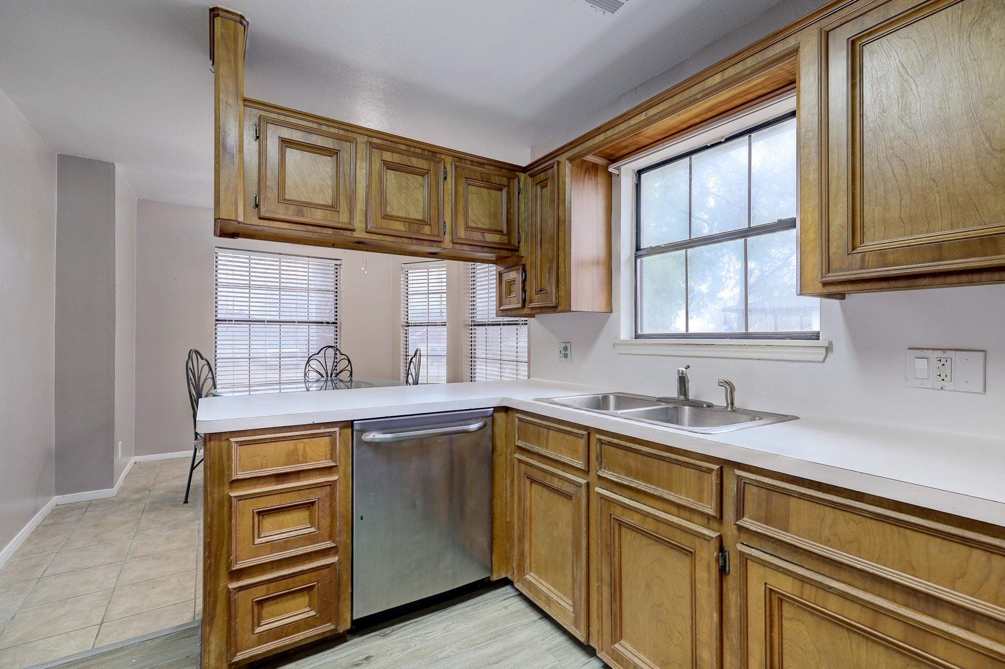 10711 Hillside Drive Property Photo 5