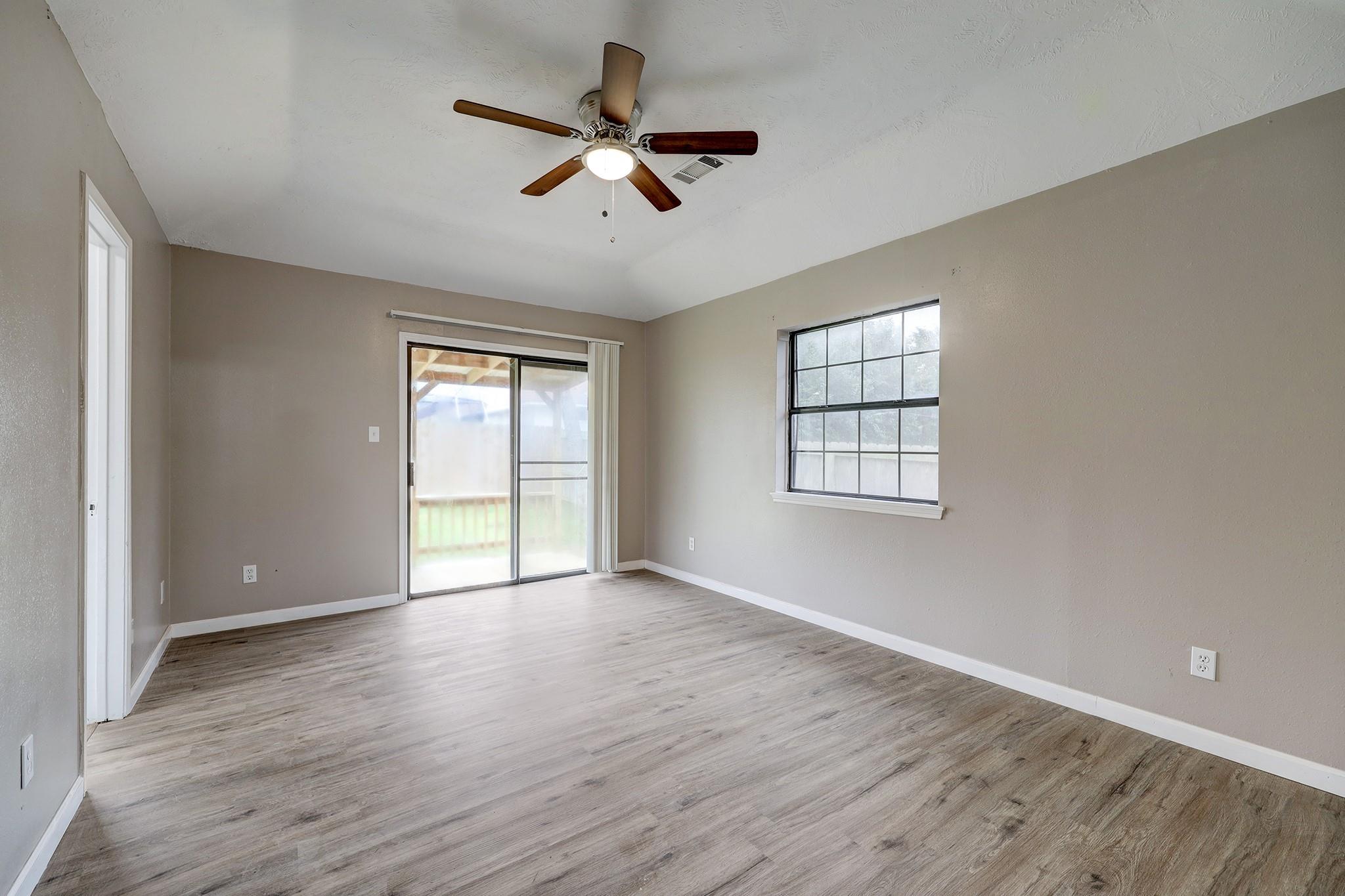 10711 Hillside Drive Property Photo 7