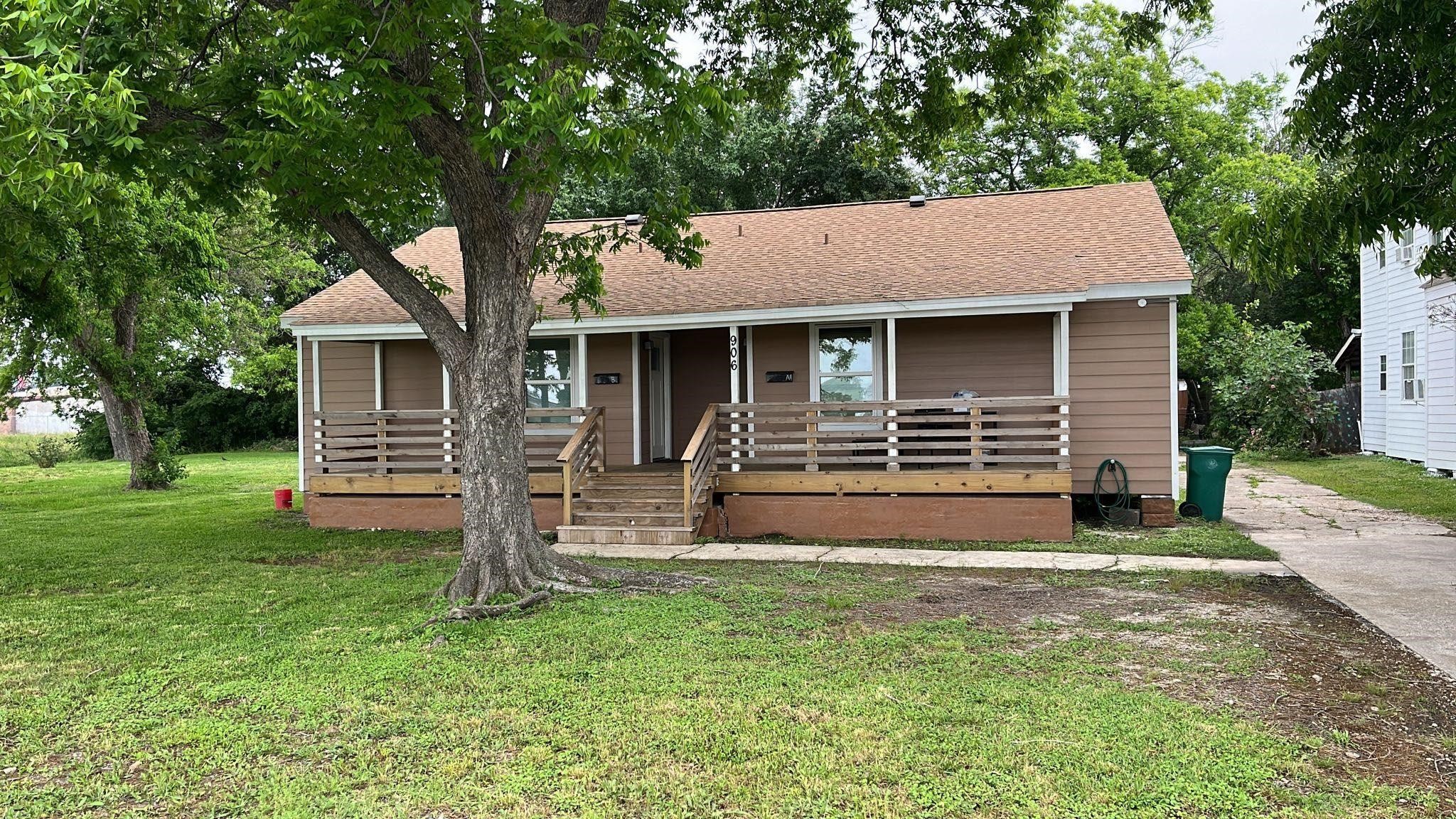 906 Eagle Avenue B Property Photo 1