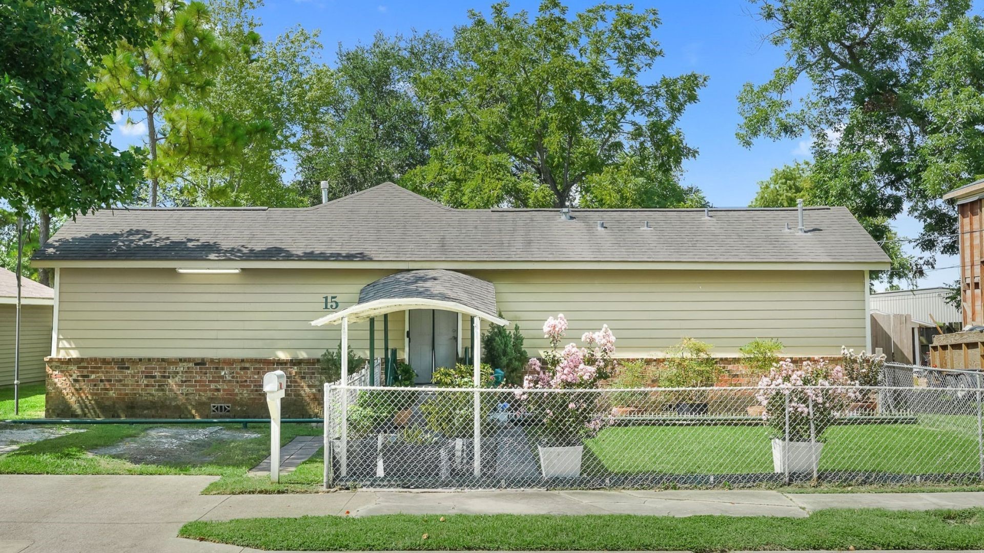 15 E Sterling Street Property Photo 1